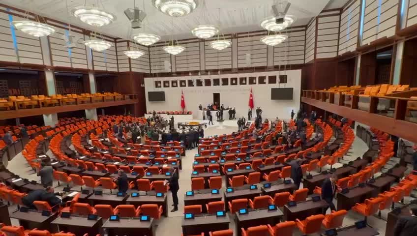TBMM Genel Kurulu yeterli sayı olmadığı için kapandı.... Doğum iznindeki kadınların da yararlanması için bu hafta çıkarılması planlanan kanun teklifi haftaya kaldı