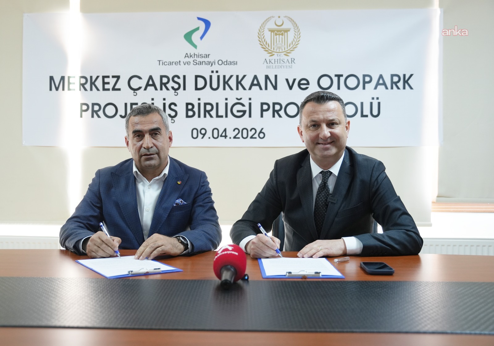 Akhisar Merkez Çarşı'da yapımı planlanan dükkan ve otopark projesi için protokol imzalandı