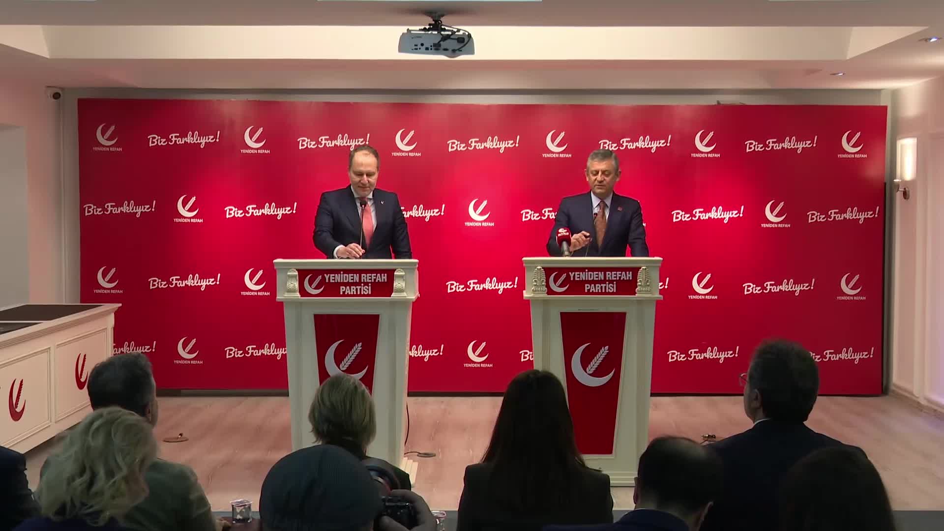 CHP-Yeniden Refah görüşmesi... Özgür Özel: "Ara seçim erken seçimin kapısını açıp milletin ekmeğini büyütecek"
