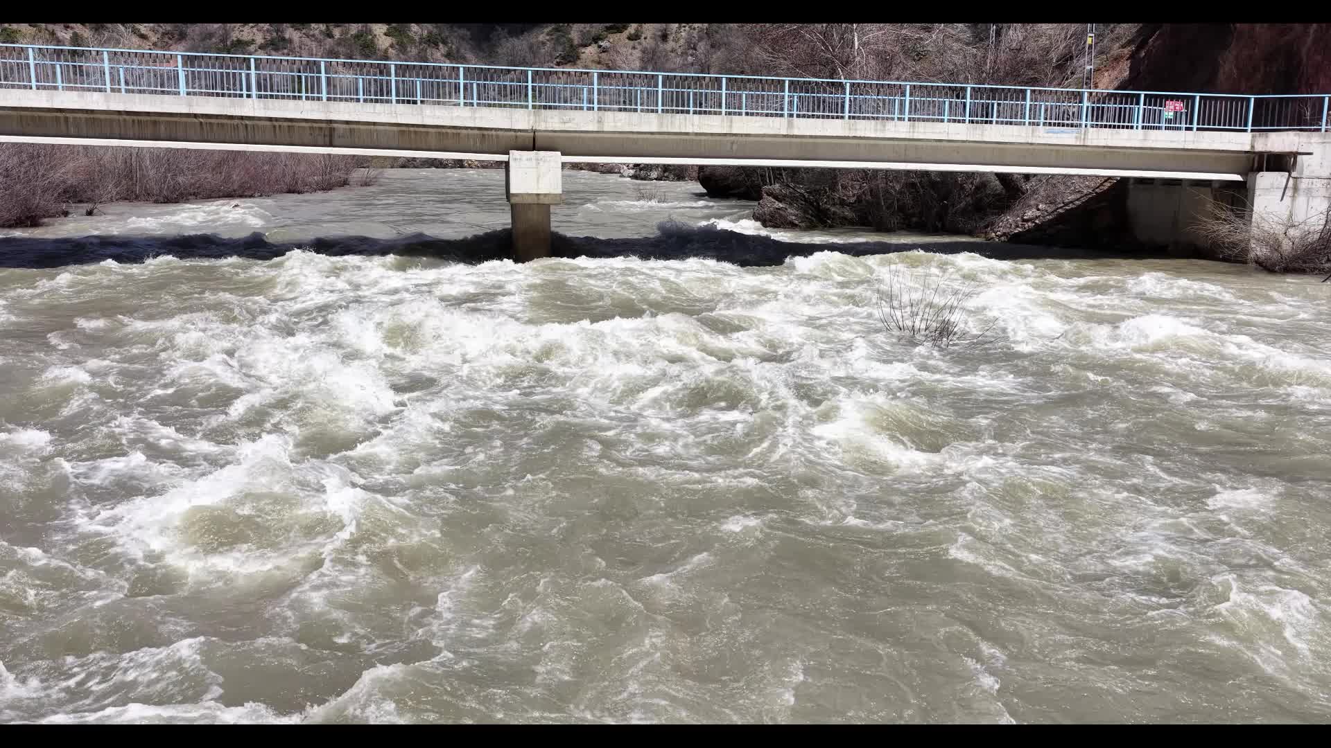 Munzur Nehri’nin debisi yükseldi, restoranların bahçe kısmı su altında kaldı