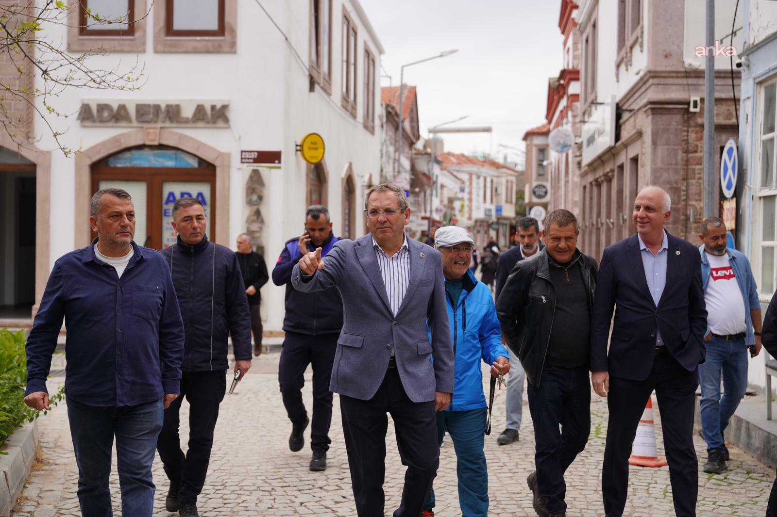 Ayvalık Belediye Başkanı Mesut Ergin, Cunda’da çalışmaları yerinde inceledi