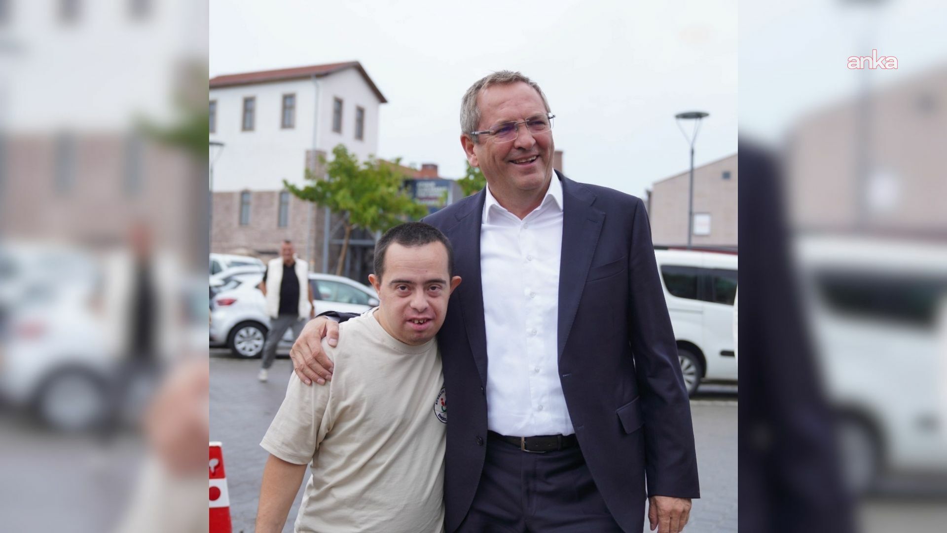 Ayvalık’ta Engelsiz Kafe’de doğum günü sürprizi... Belediye Başkanı Ergin, Ali Baran’ın mutluluğuna ortak oldu