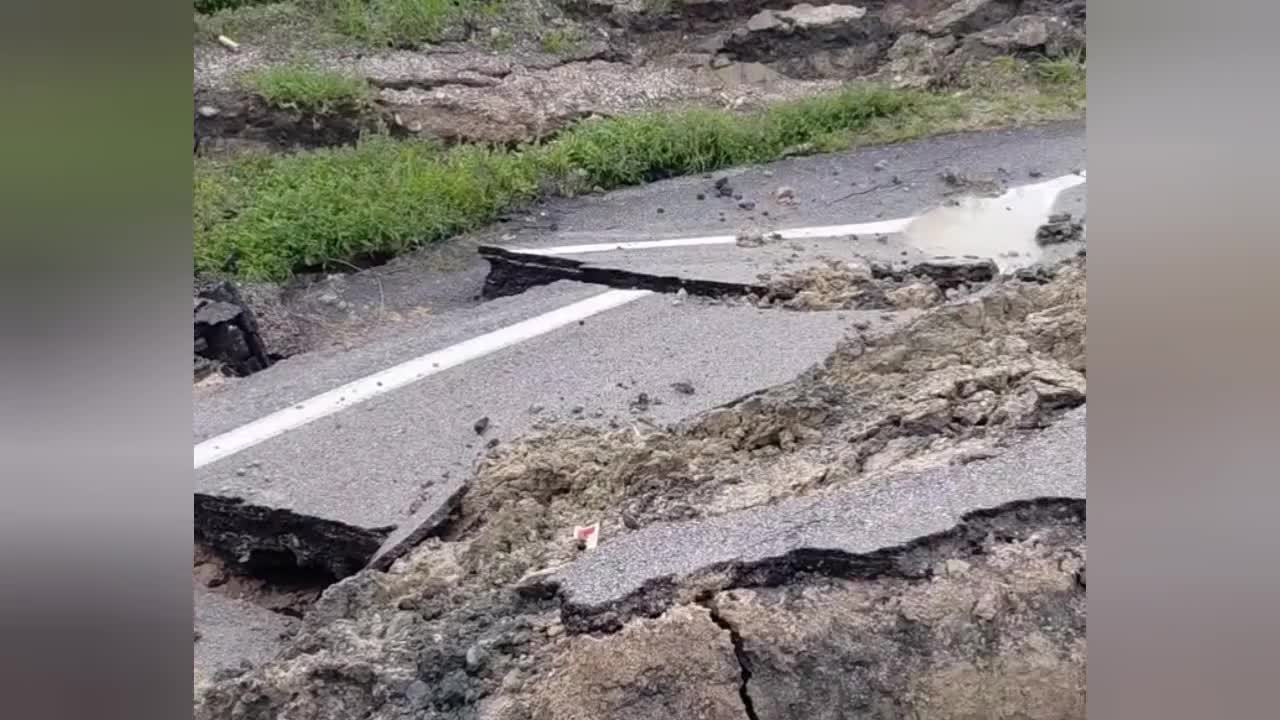 Şiddetli yağmurun etkili olduğu Kadirli'de köy yolu çöktü
