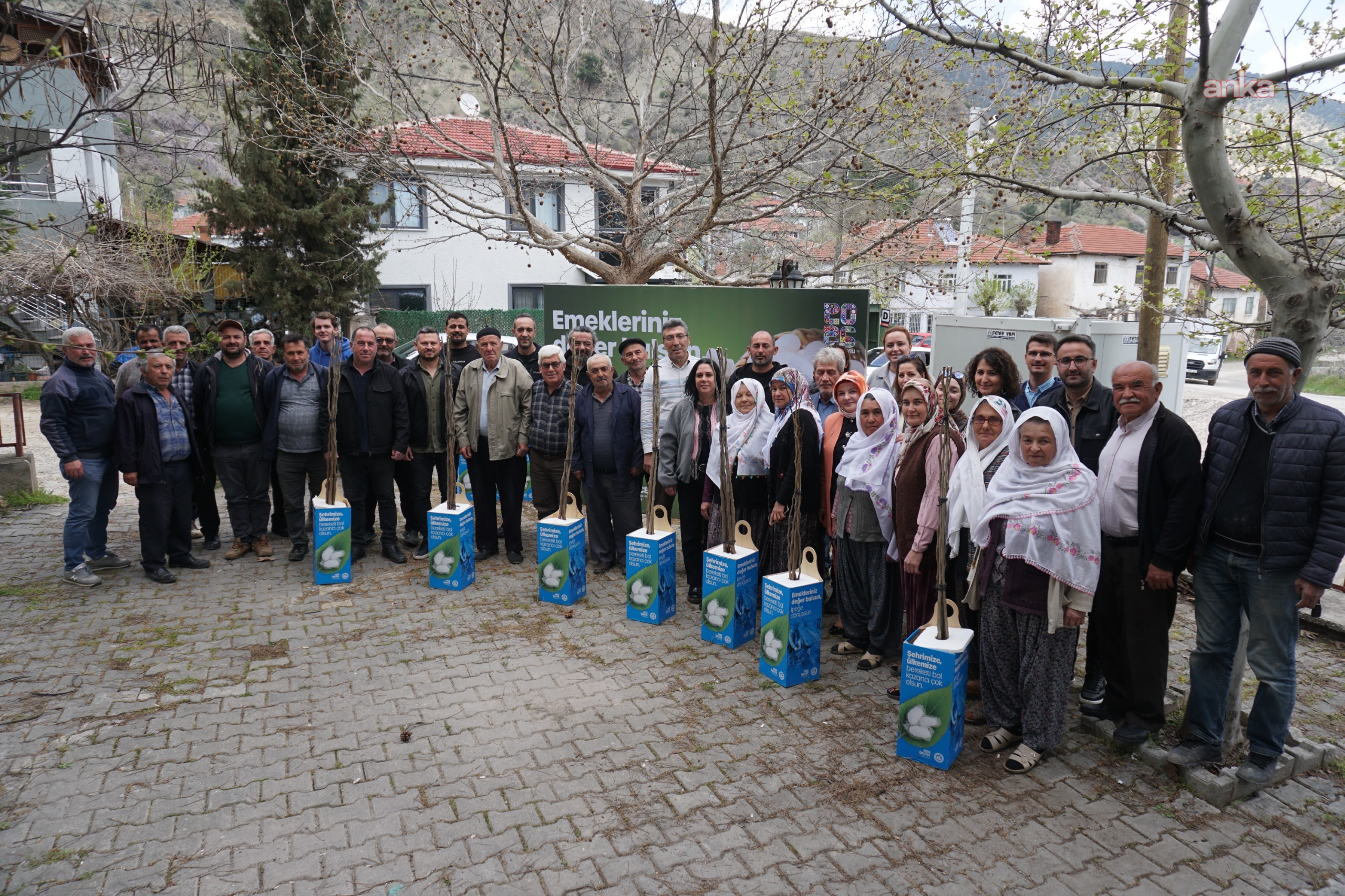 Eskişehir Büyükşehir Belediyesi'nden üreticilere 600 dut fidanı desteği