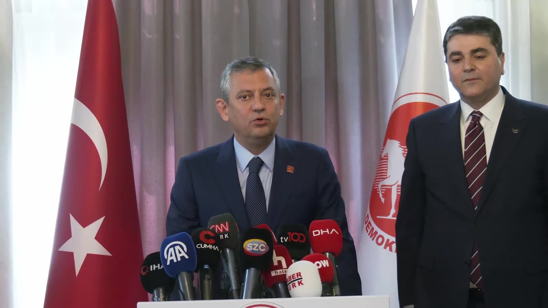 CHP-DP görüşmesi… Özgür Özel: “Ara seçimden kaçmak, Anayasa’yı ihlal suçuyla birlikte siyasi bir tükenmişliğin de itirafıdır”