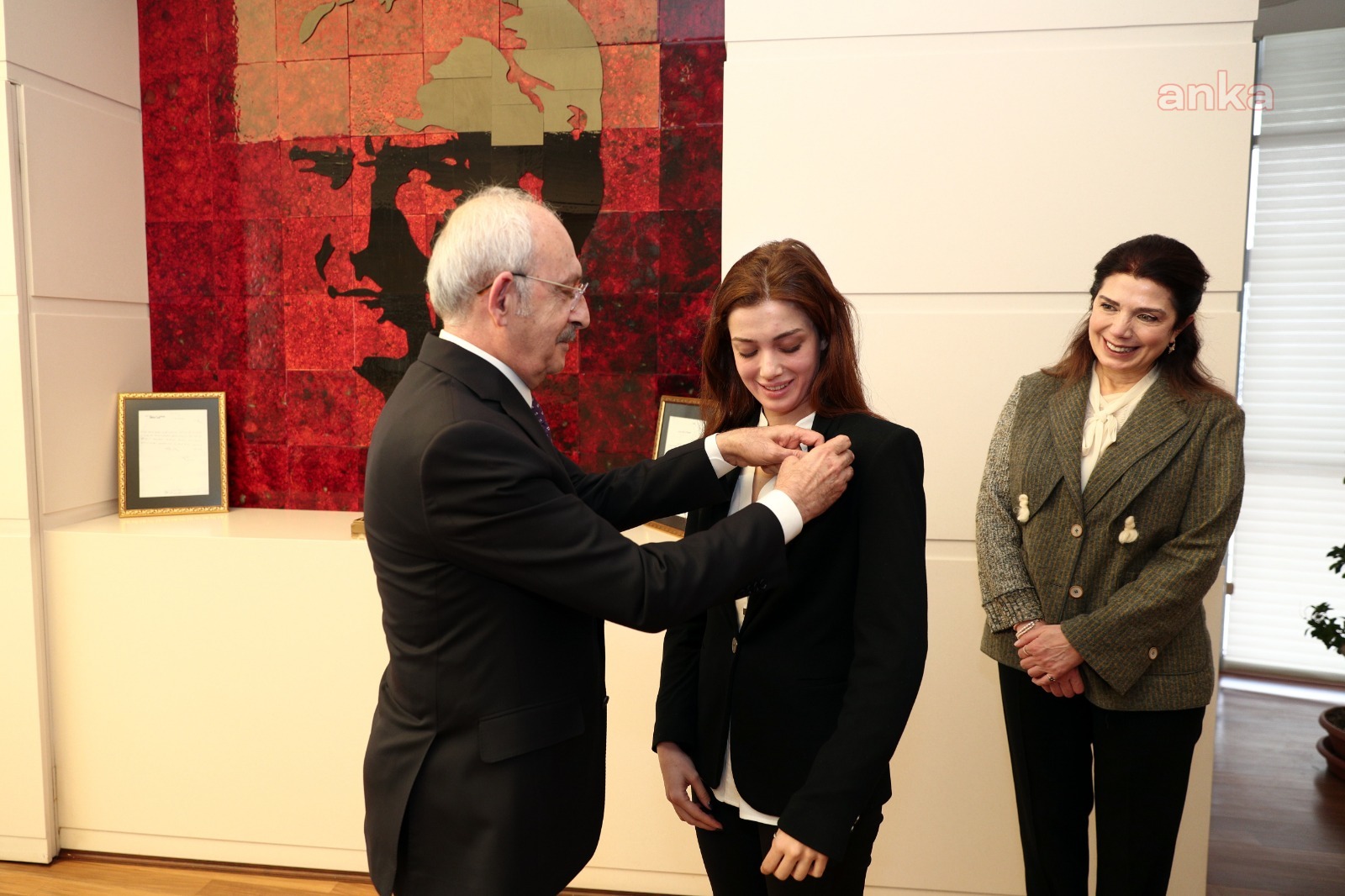AHMET TANER KIŞLALI'NIN EŞİ VE KIZI CHP'YE ÜYE OLDU