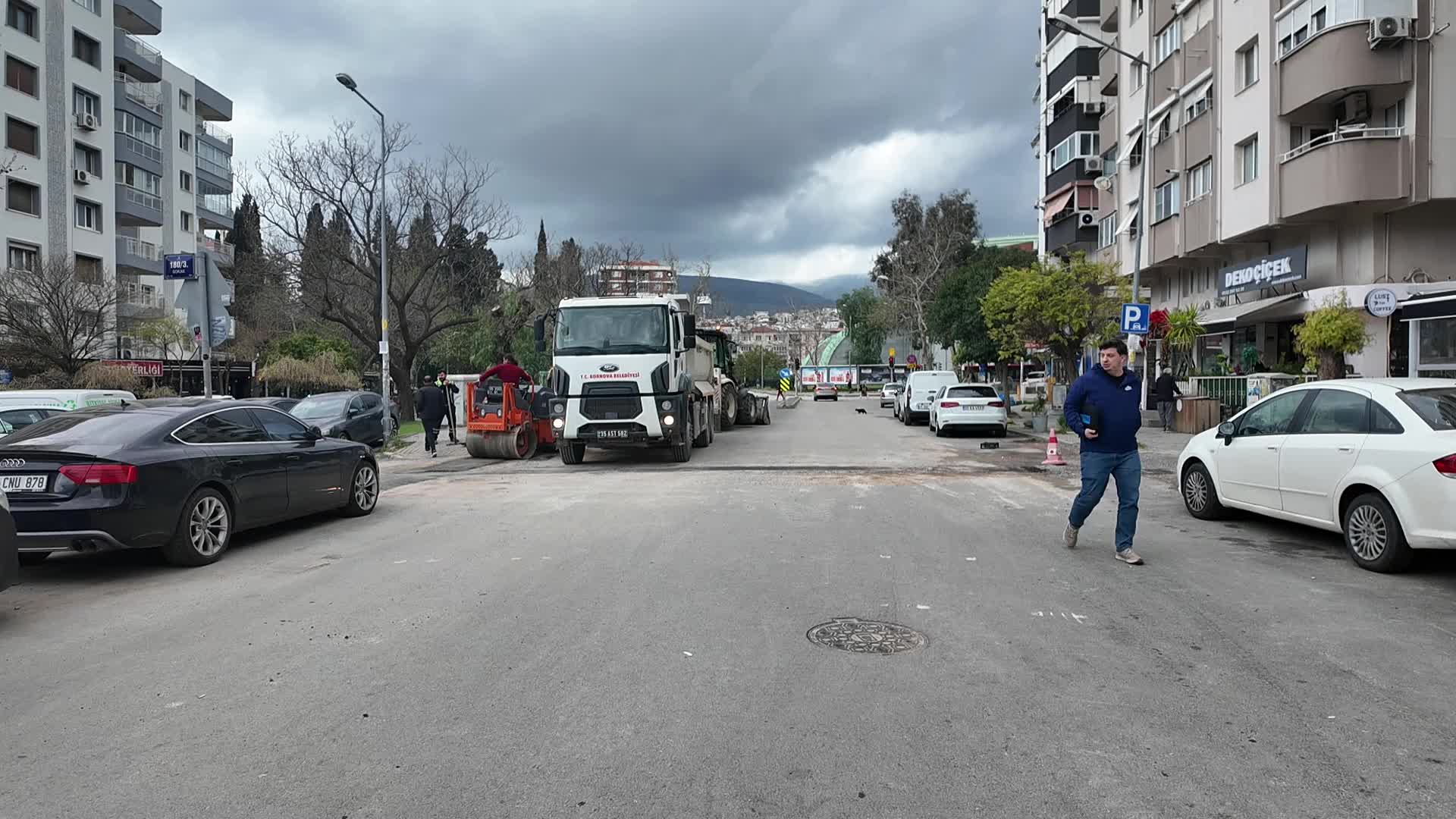 Bornova’da Zafer Caddesi’nde yenileme çalışmaları sürüyor