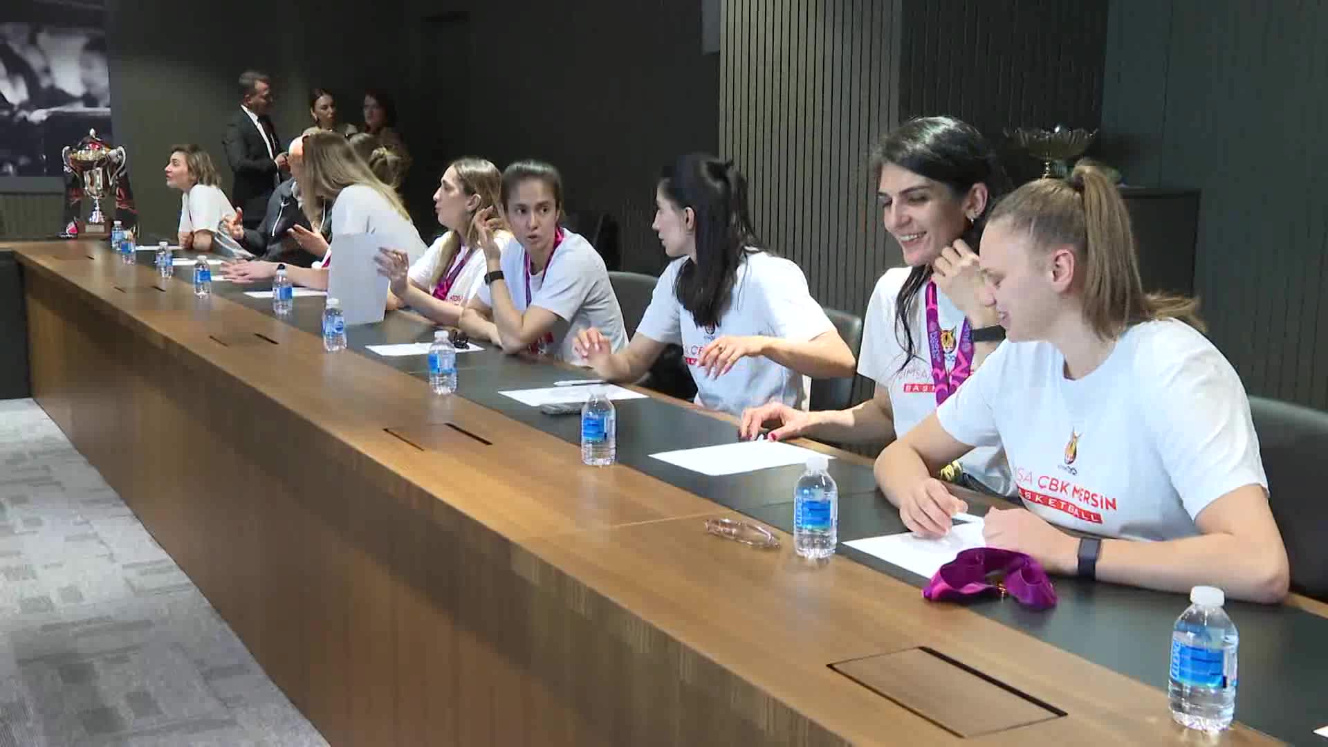 Mersin Büyükşehir Belediye Başkanı Seçer, ÇİMSA ÇBK Mersin takımı ile buluştu