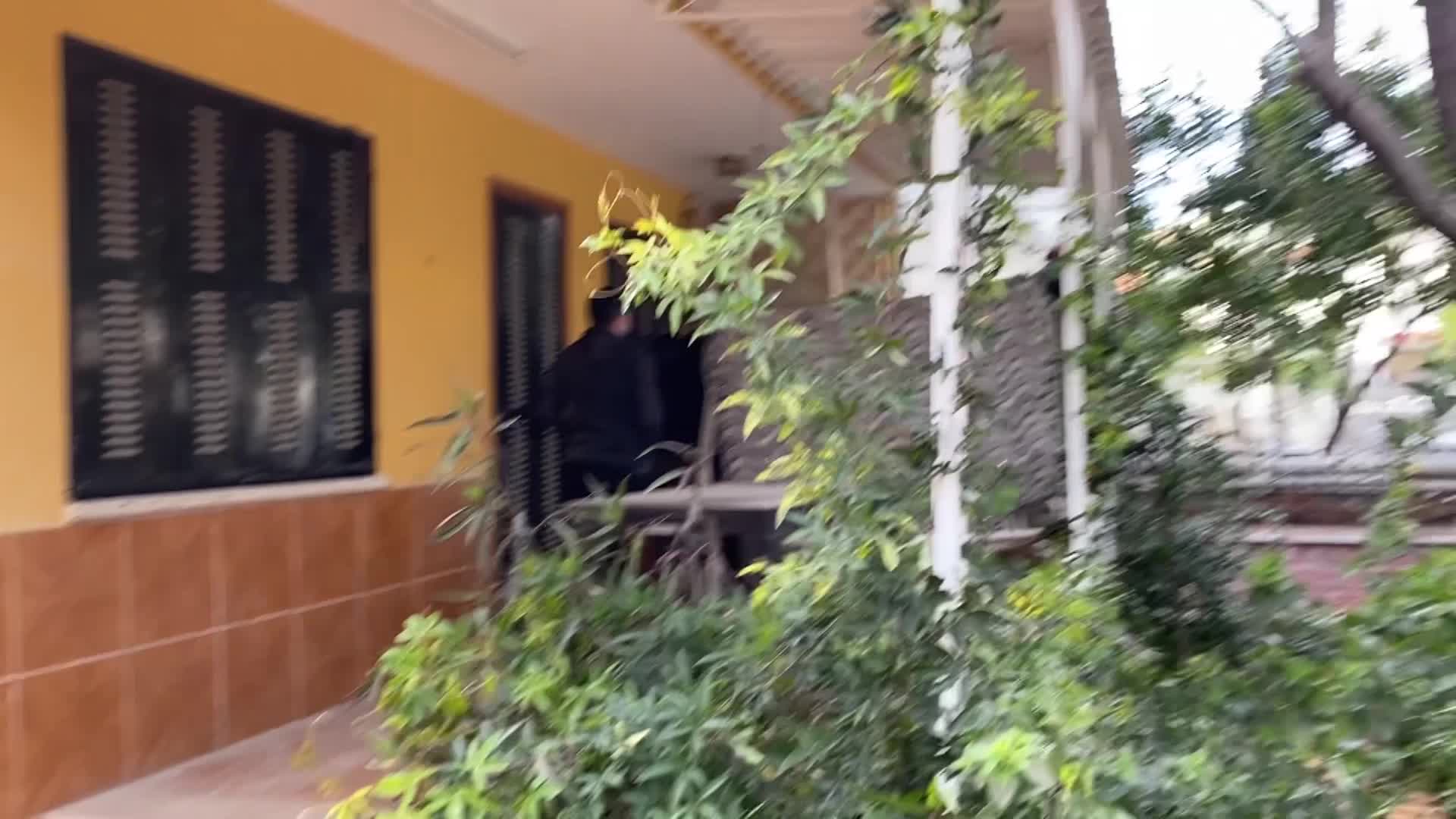 KUŞADASI’NDA BOŞ EVDE MAHSUR KALAN KEDİ İÇİN KURTARMA OPERASYONU