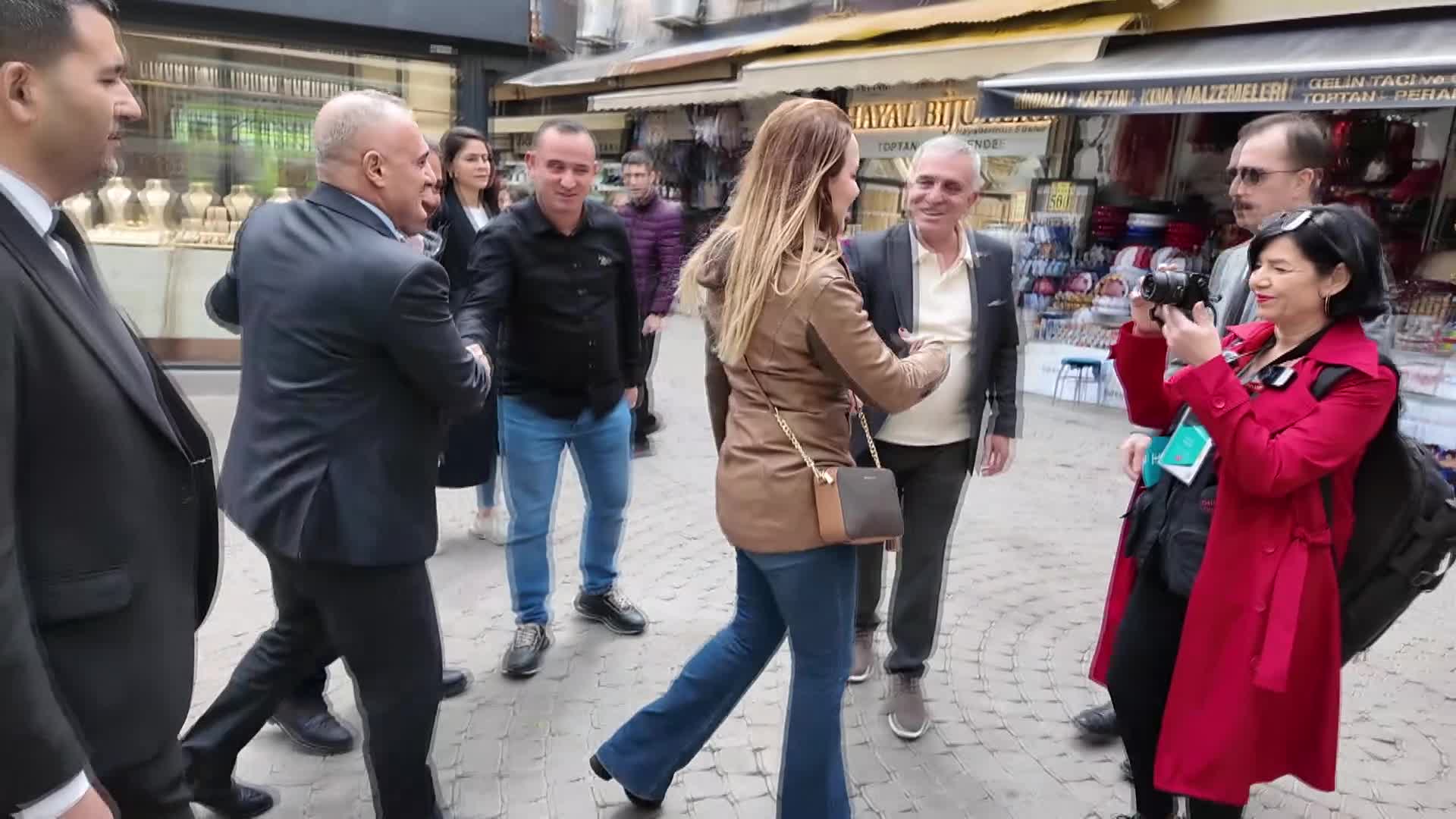 Konak Belediye Başkanı Mutlu, Kemeraltı Çarşısı’nda esnafla buluştu