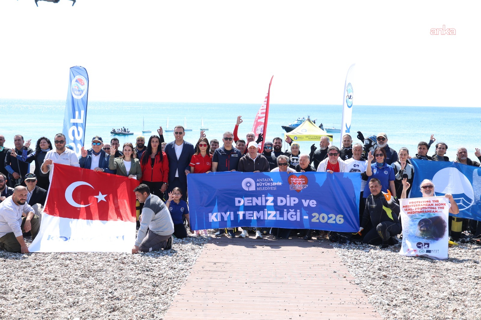 Antalya Büyükşehir Belediyesi'nden Konyaaltı Sahili’nde deniz dibi ve kıyı temizliği