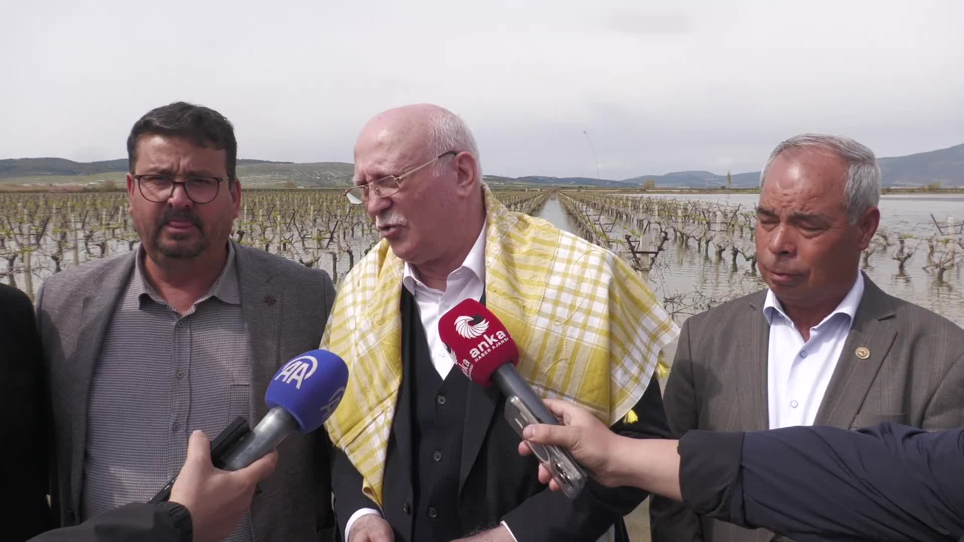 TZOB Genel Başkanı Bayraktar, Gediz Nehri taşkınında zarar gören arazilerde inceleme yaptı: TARSİM kapsamında olmayan üreticilerimize destek istiyoruz"