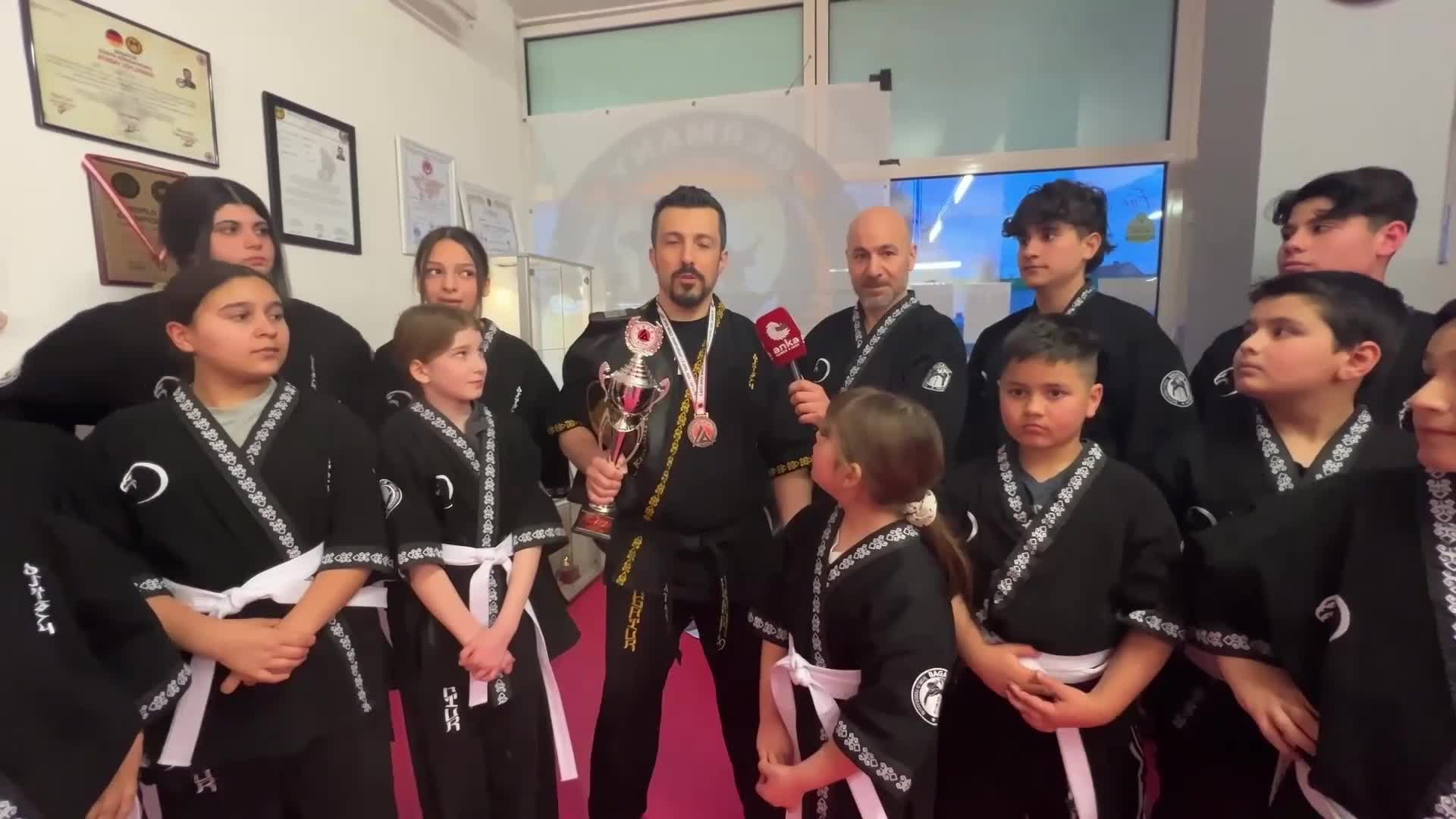 Almanya’daki bagatur sporcularından altın kemer ve şampiyonluk gururu