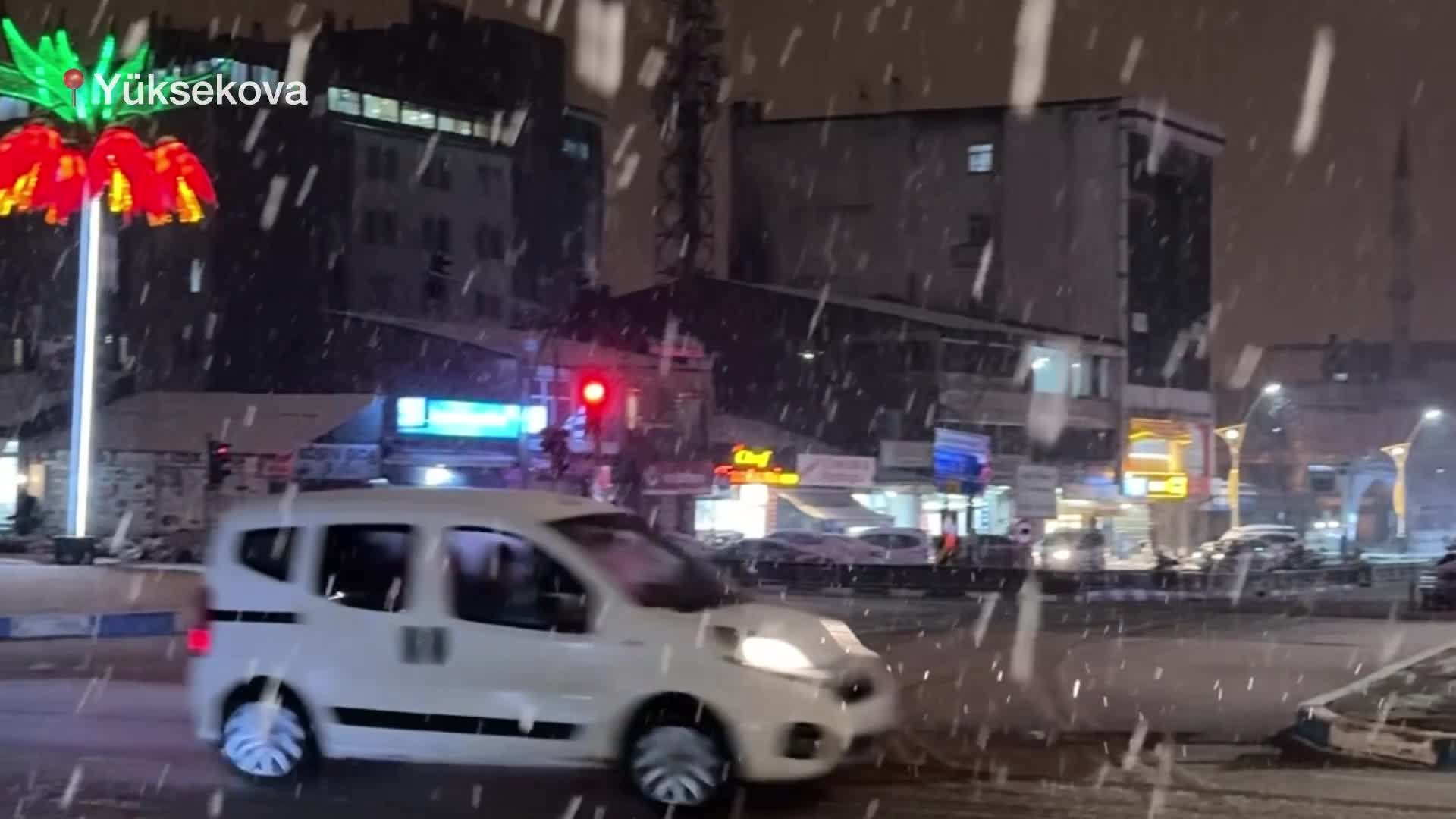 Hakkari'de gece boyunca yoğun kar yağışı etkili oldu
