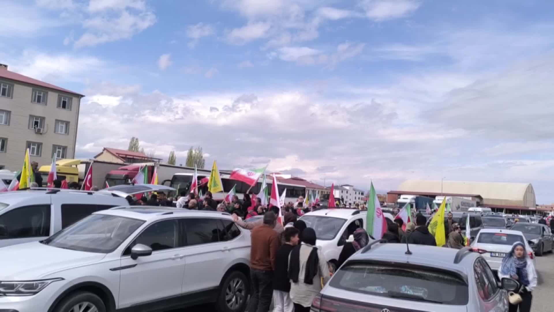 Iğdır’dan İran’a destek konvoyu yola çıktı