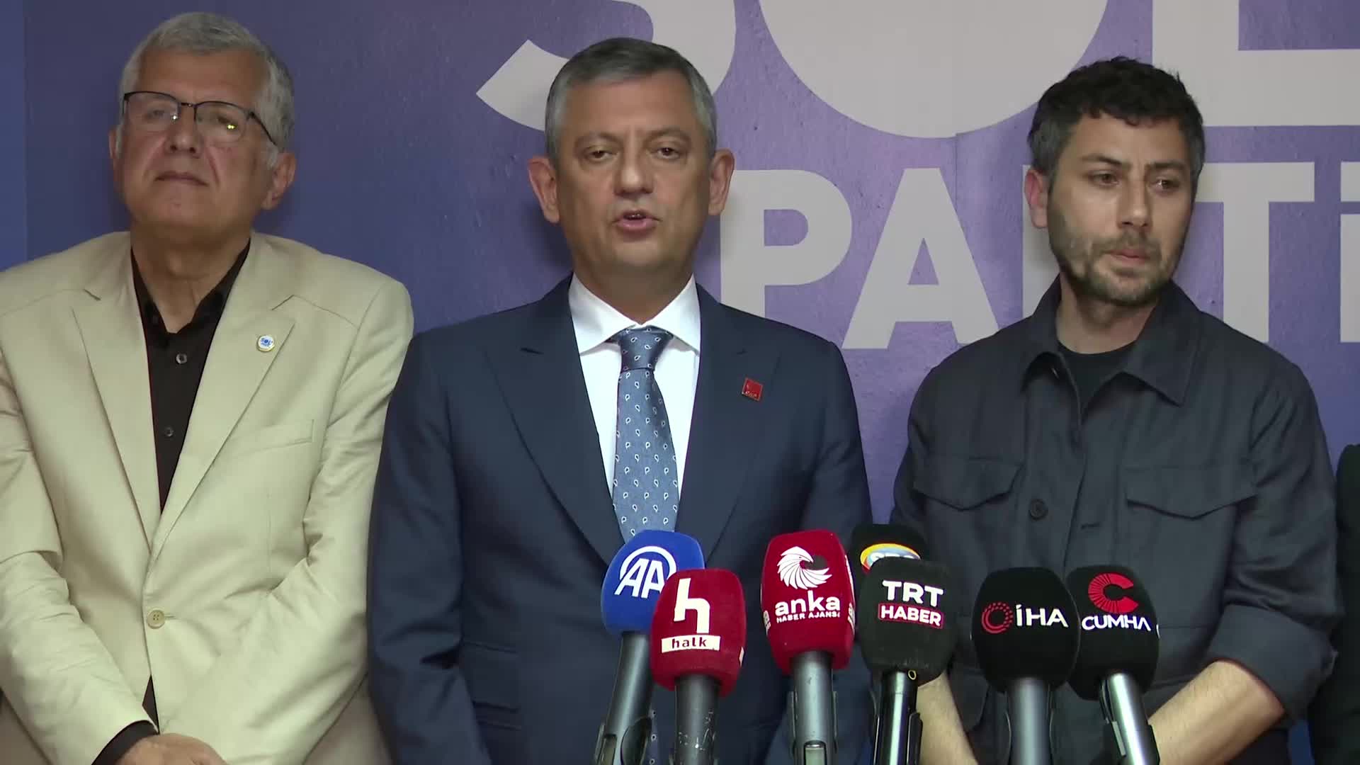 CHP - SOL Parti görüşmesi... Özgür Özel: “Birilerinin Anayasa’nın bazı maddelerinden güç alıp bazı maddelerini yok saydığı bir Anayasasızlaştırma sürecine itiraz ediyoruz”