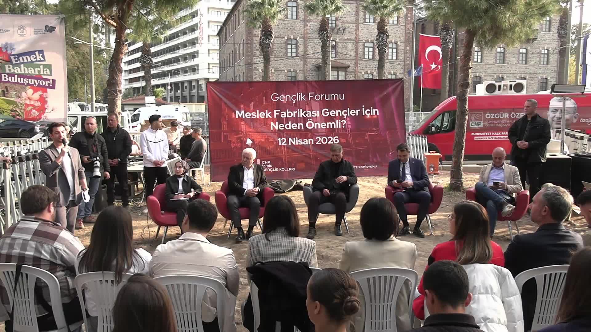 Meslek Fabrikası'ndaki nöbetin 7'nci gününde "Gençlik Forumu" düzenlendi