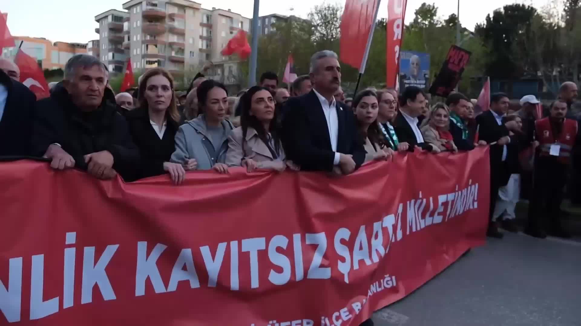 Bursa’da Mustafa Bozbey’e destek yürüyüşü: "Mustafa Bozbey yalnız değildir"