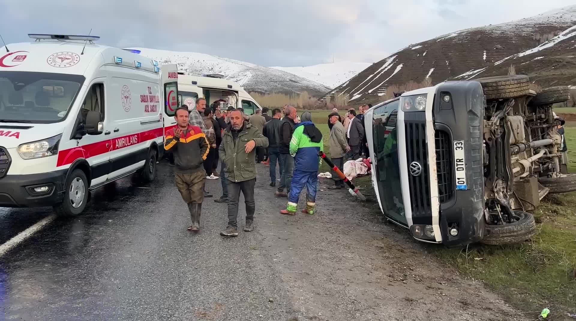 Van’da minibüs kazası: 1’i ağır 13 yaralı