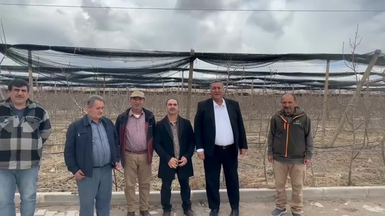 CHP'li Ömer Fethi Gürer, elma üreticilerinin sorunlarını dinledi... Üretici Acer: “Maliyetler geçen seneye göre yüzde 40 yükseldi”