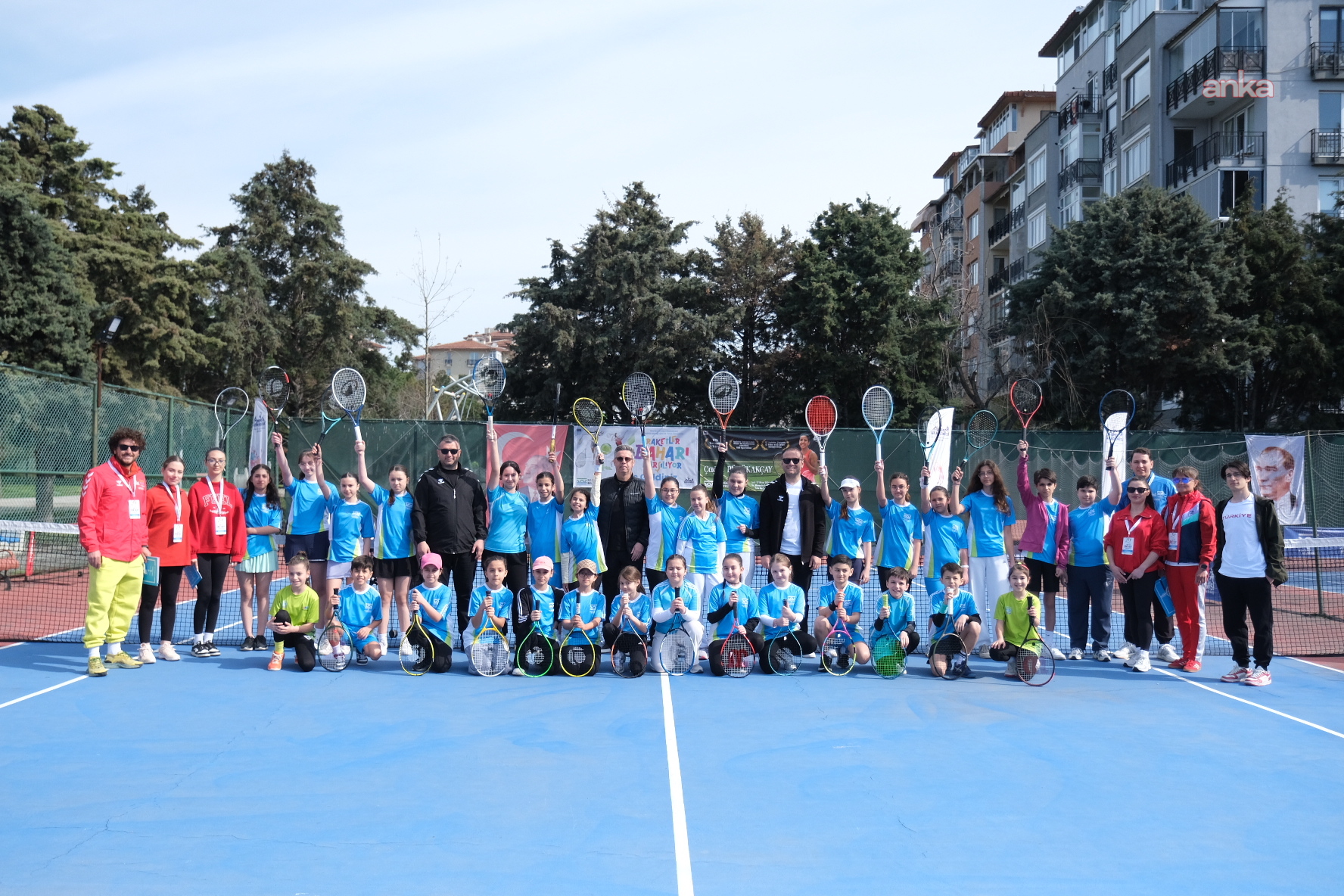 Milli sporcu Çağla Büyükakçay, Büyükçekmeceli minik sporcularla kortta buluştu