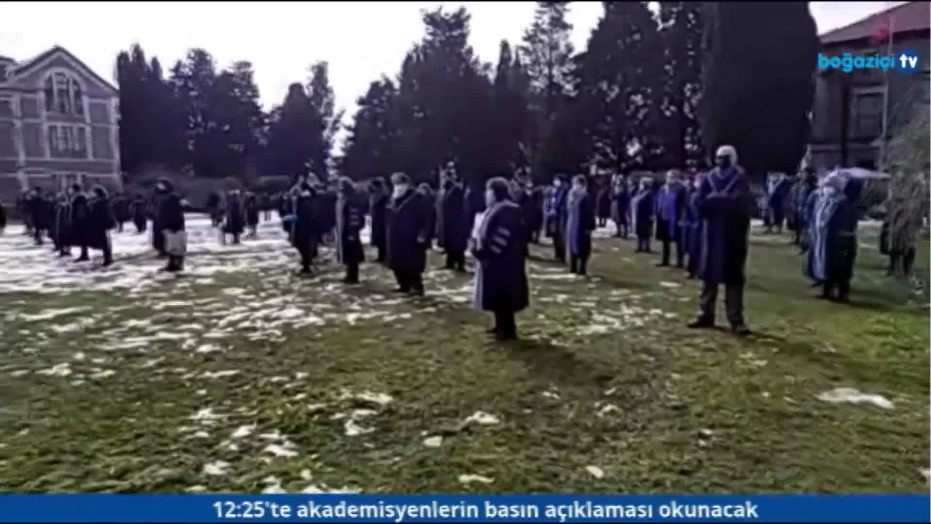 BOĞAZİÇİLİ ÖĞRENCİLER TELEVİZYON KURDU; İLK YAYIN AKADEMLİSYENLERİN SIRT DÖNME EYLEMİ