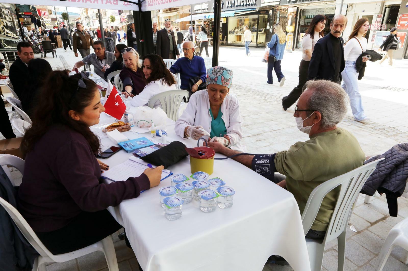 Bayraklı’da Sağlık Haftası’nda sağlık hizmeti vatandaşla buluştu