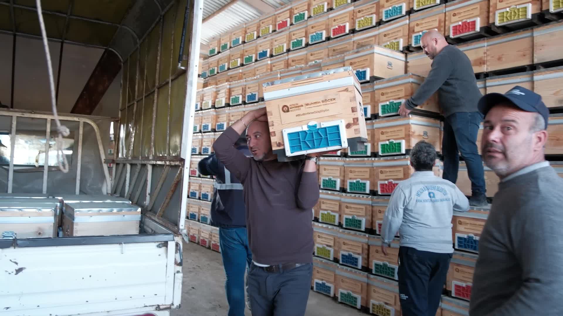 Antalya Büyükşehir Belediyesi’nin destekleriyle kentte arıcılık yaygınlaşıyor