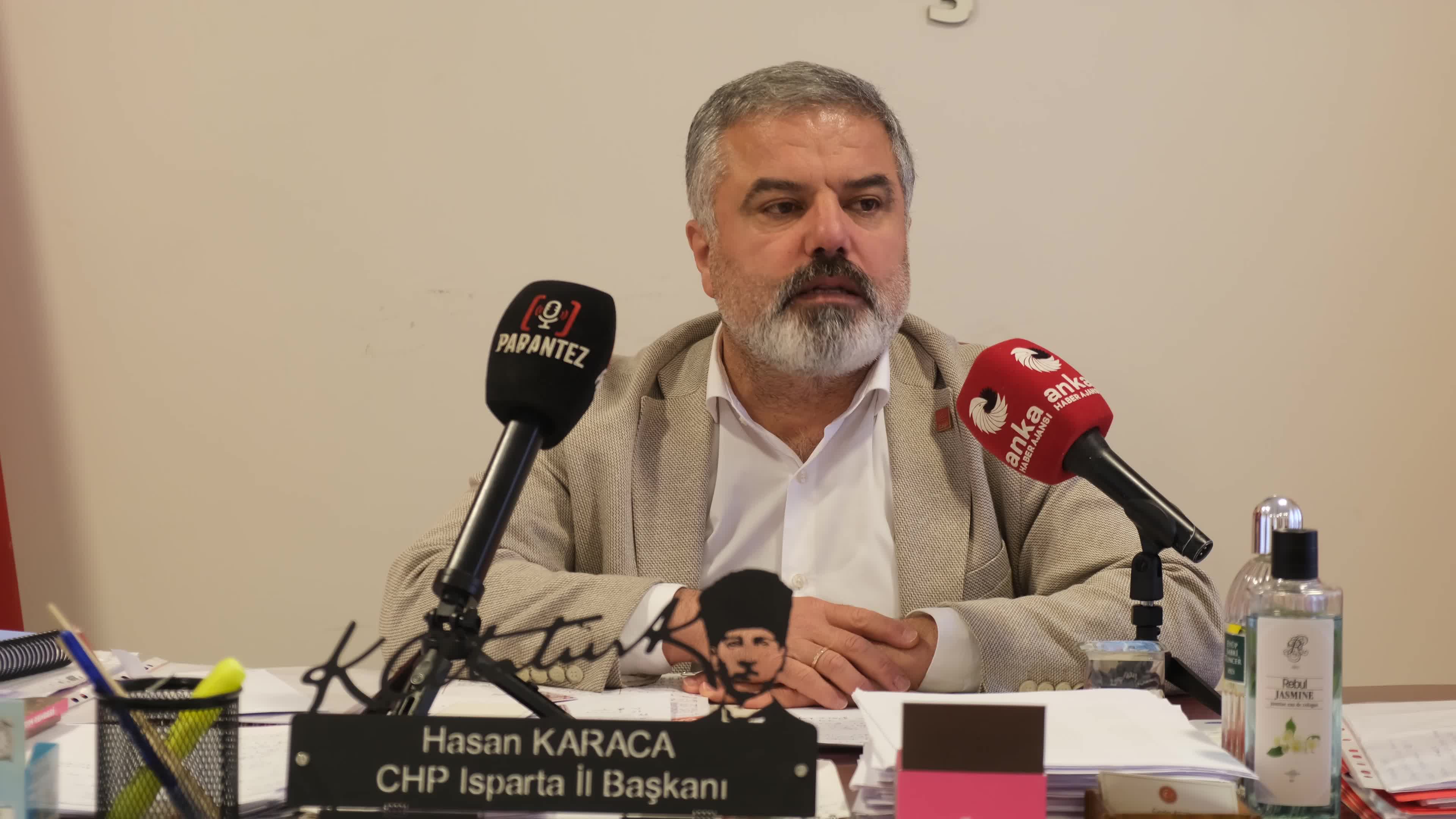 Isparta'da Cumhuriyet Caddesi'ndeki çınarların "taşınmasına" CHP İl Başkanı Karaca'dan tepki: "Belediye Başkanının bu yanlıştan bir an önce dönmesini istiyoruz"