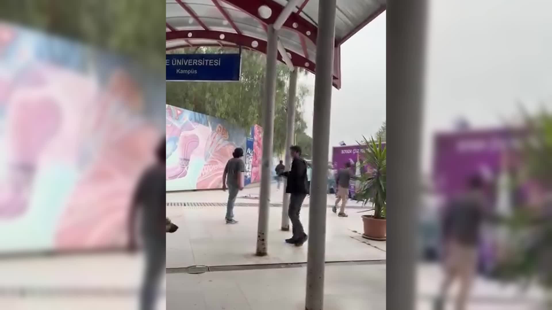İzmir’de iki öğrenci grubu arasında çıkan kavgada, 2 öğrenci palayla yaralandı