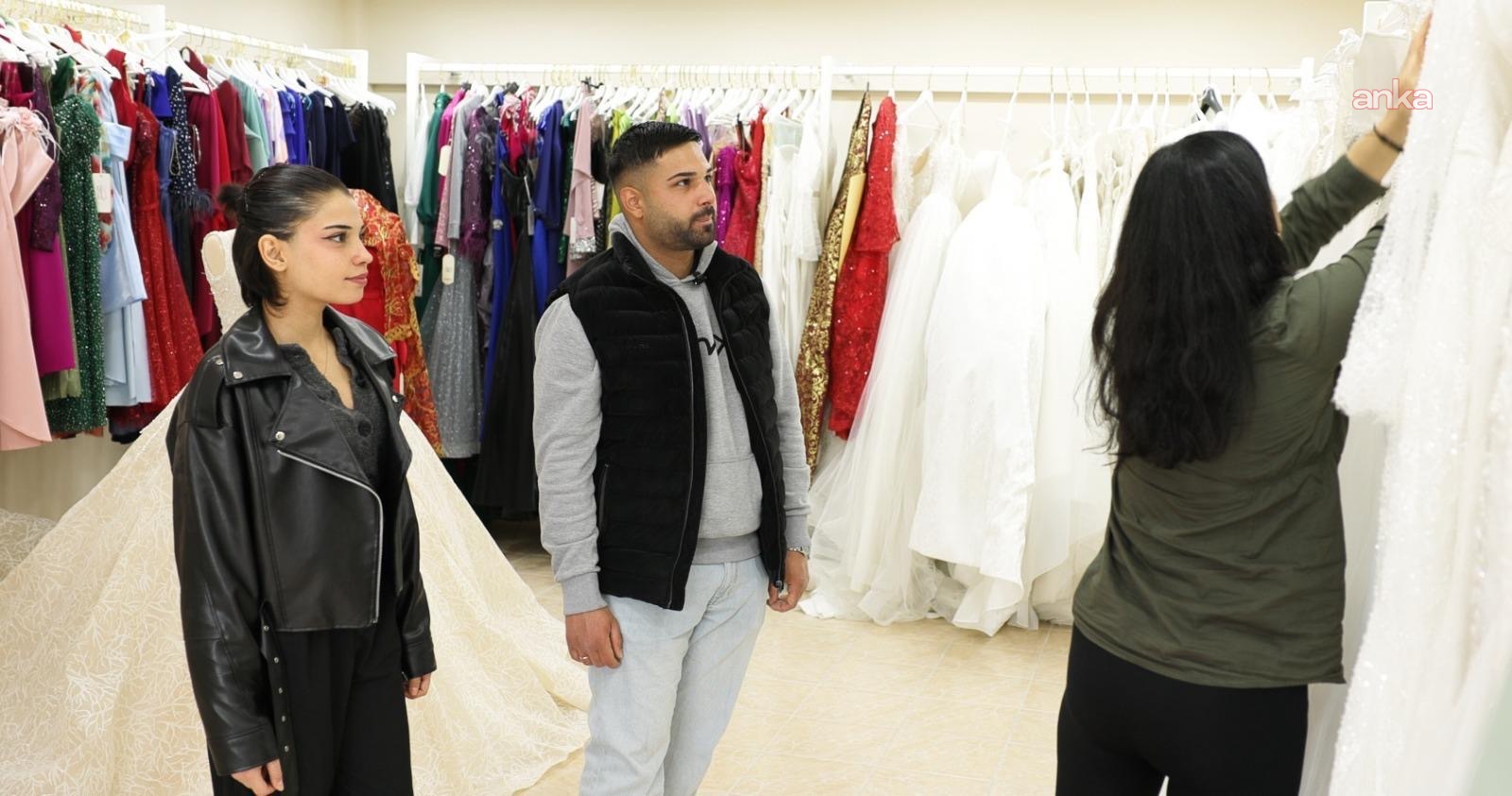 Bayraklı’da evlenecek çiftlere gelinlik ve damatlık desteği
