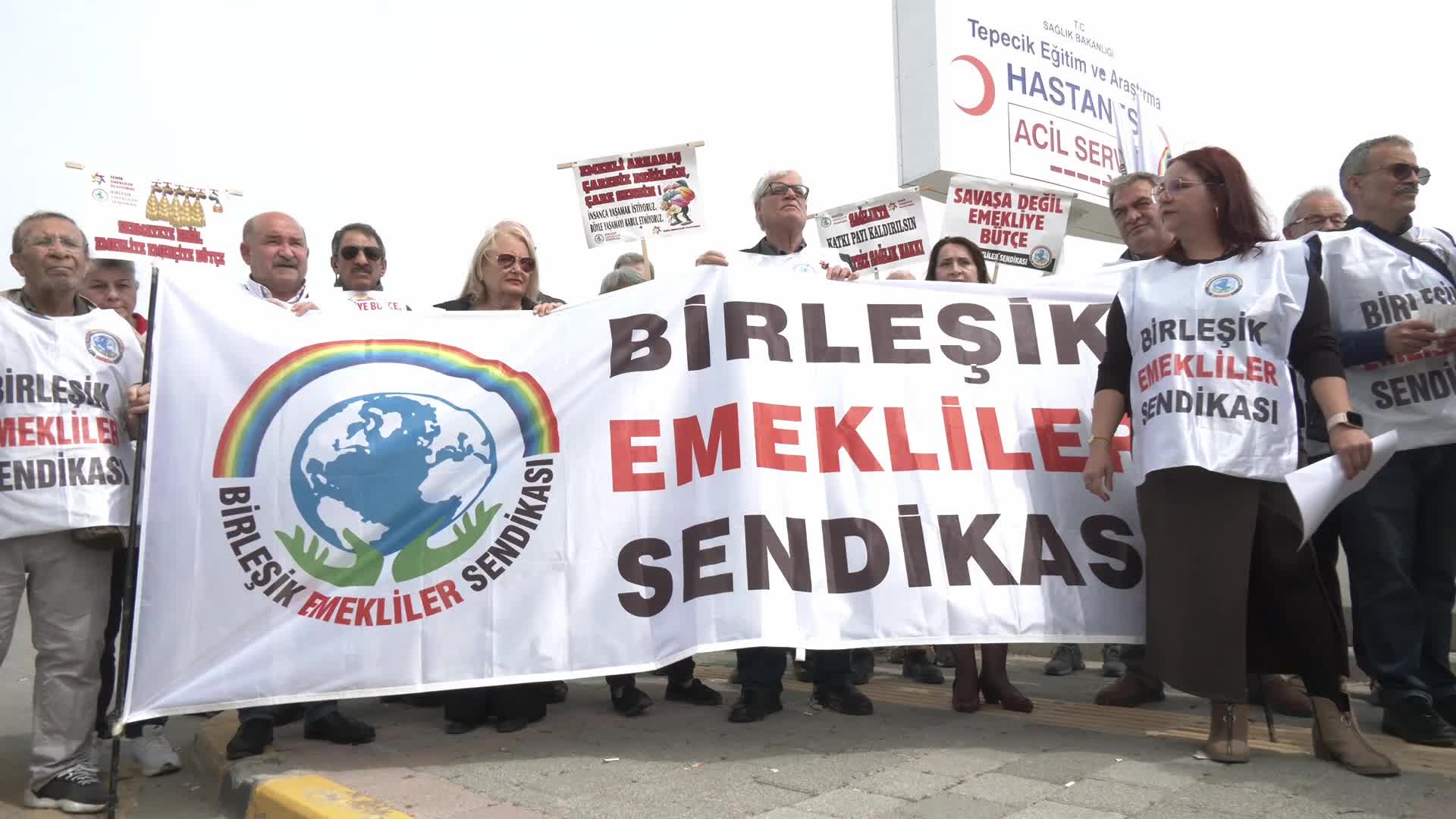 İzmir’de emeklilerden “ara zam” ve sağlıkta “katkı payı kaldırılsın” çağrısı
