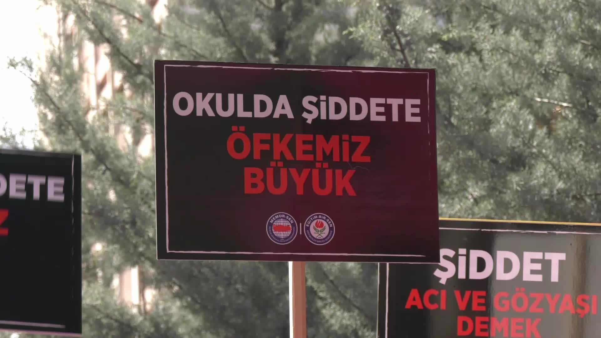 Eğitim-Bir-Sen'den MEB önünde protesto: "Siverek’te yaşanan hadise, failin yaptığı tehditlerin zamanında tespit edilmesiyle önlenebilirdi"