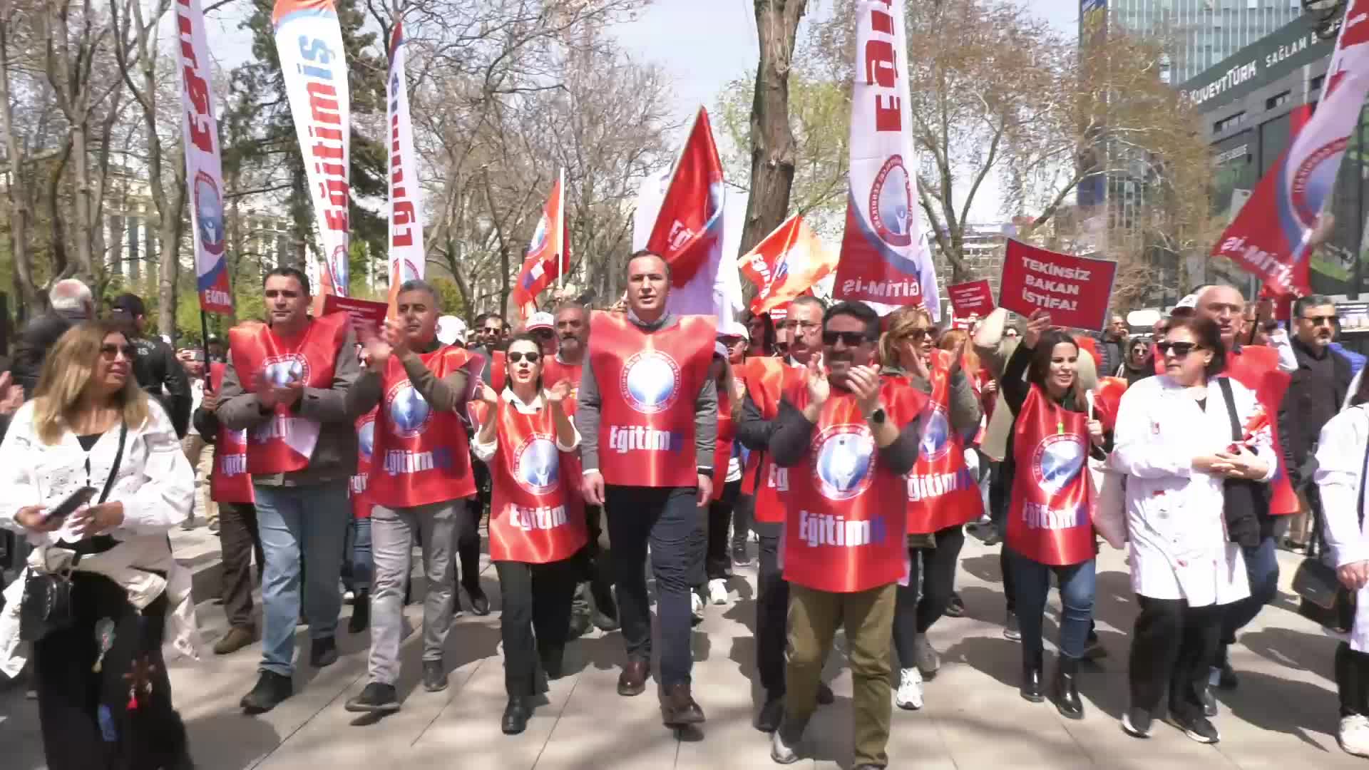 Eğitim sendikalarından Milli Eğitim Bakanlığı önünde protesto: "Yusuf Tekin görevinden istifa etmelidir"