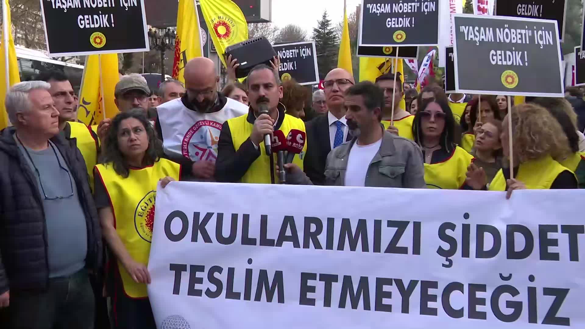 Eğitim Sen MEB önünde nöbette: Bu nöbet aynı zamanda Türkiye'nin demokratikleşme nöbetidir