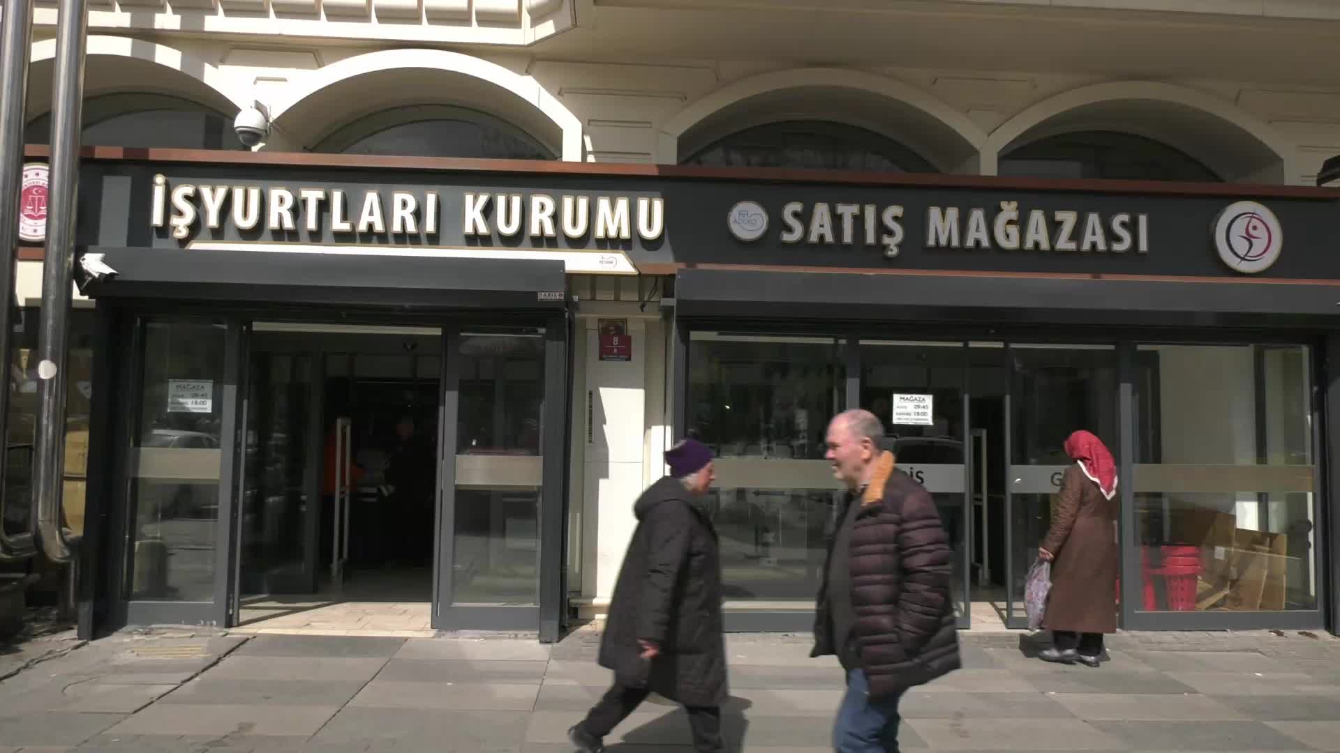 Emekliler, Kızılay İşyurtları Satış Mağazası önünde uzun kuyruk oluşturdu: "Usandım, bıktım artık kuyruklarda bekleye bekleye"