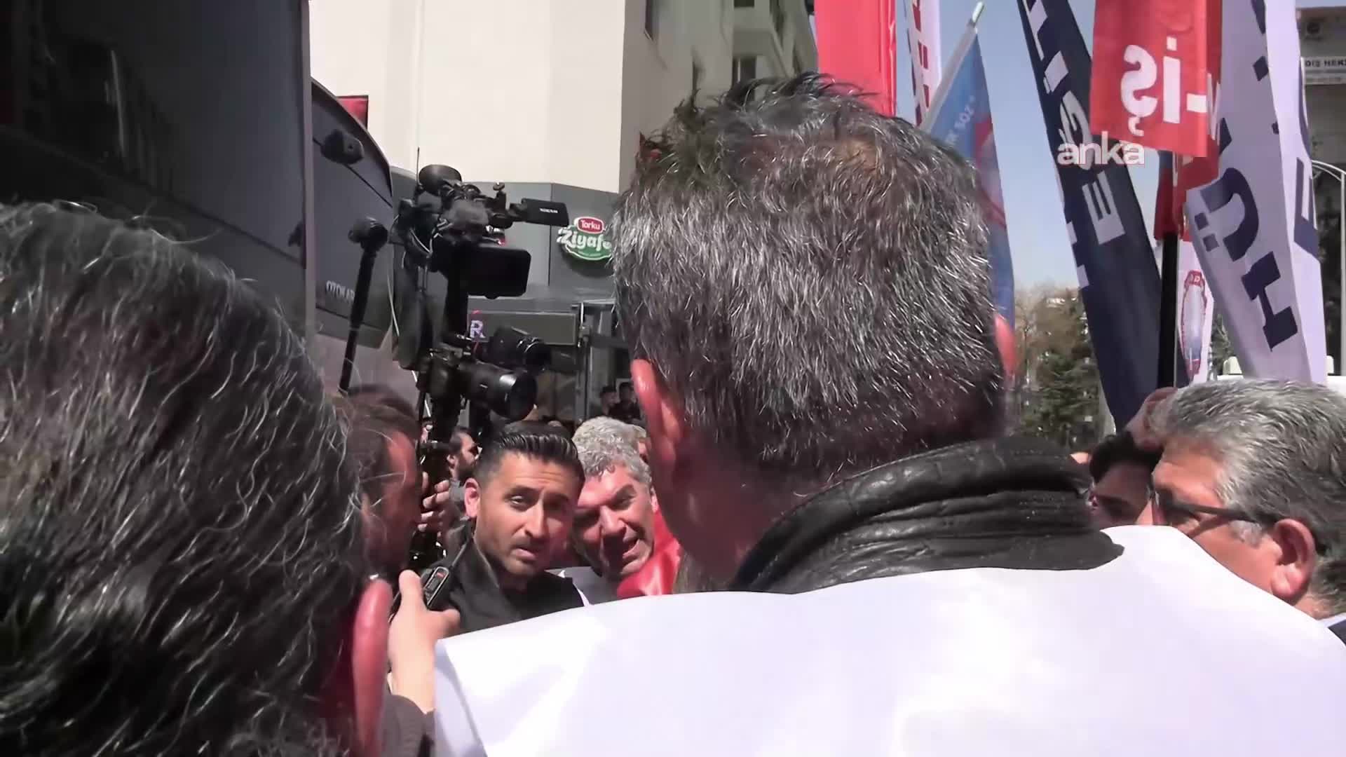 Okullardaki silahlı saldırılar... Eğitim-İş ve Hürriyetçi Eğitim Sendikası üyelerinin, saldırıları protesto etmek için Güvenpark'a yürümesine izin verilmedi