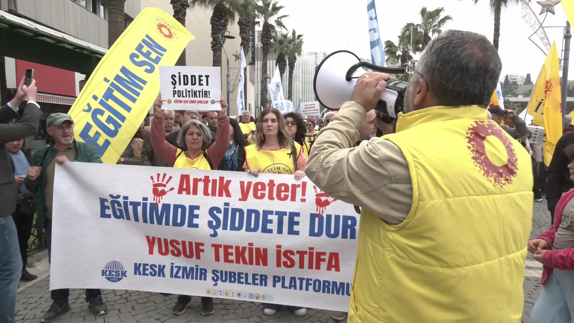 KESK İzmir Şubeler Platformu'ndan İl Milli Eğitim Müdürlüğü önünde protesto: Daha kaç öğretmen ve öğrencimizin hayatını kaybetmesi gerekiyor?