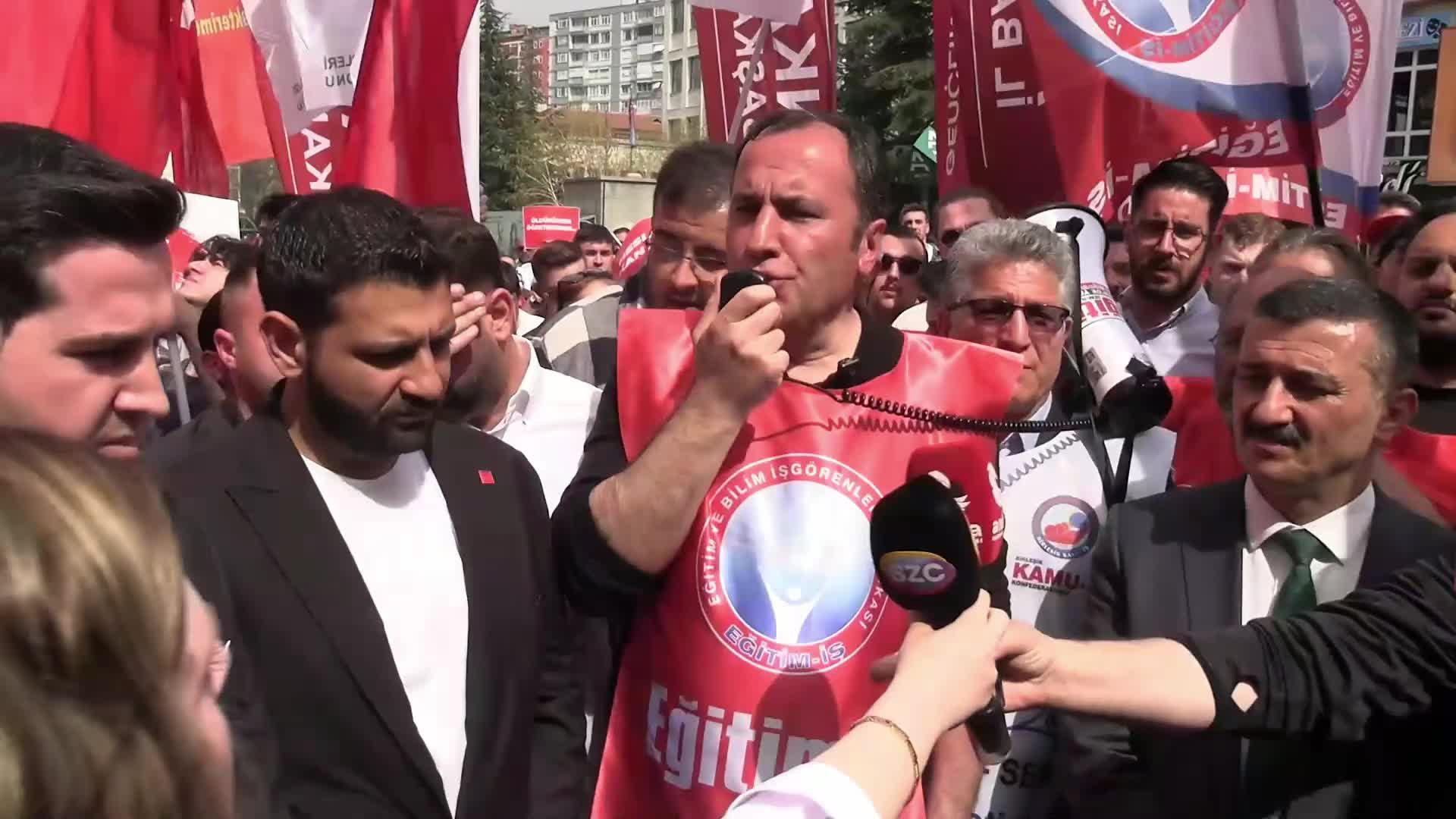 Eğitim-İş'in oturma eylemi devam ediyor... İYİ Partili Taşcı: "Çocuklardan katil üreten, çocukları katilleştiren bir düzeni organize bir şekilde inşa ettiniz çeyrek asırda"