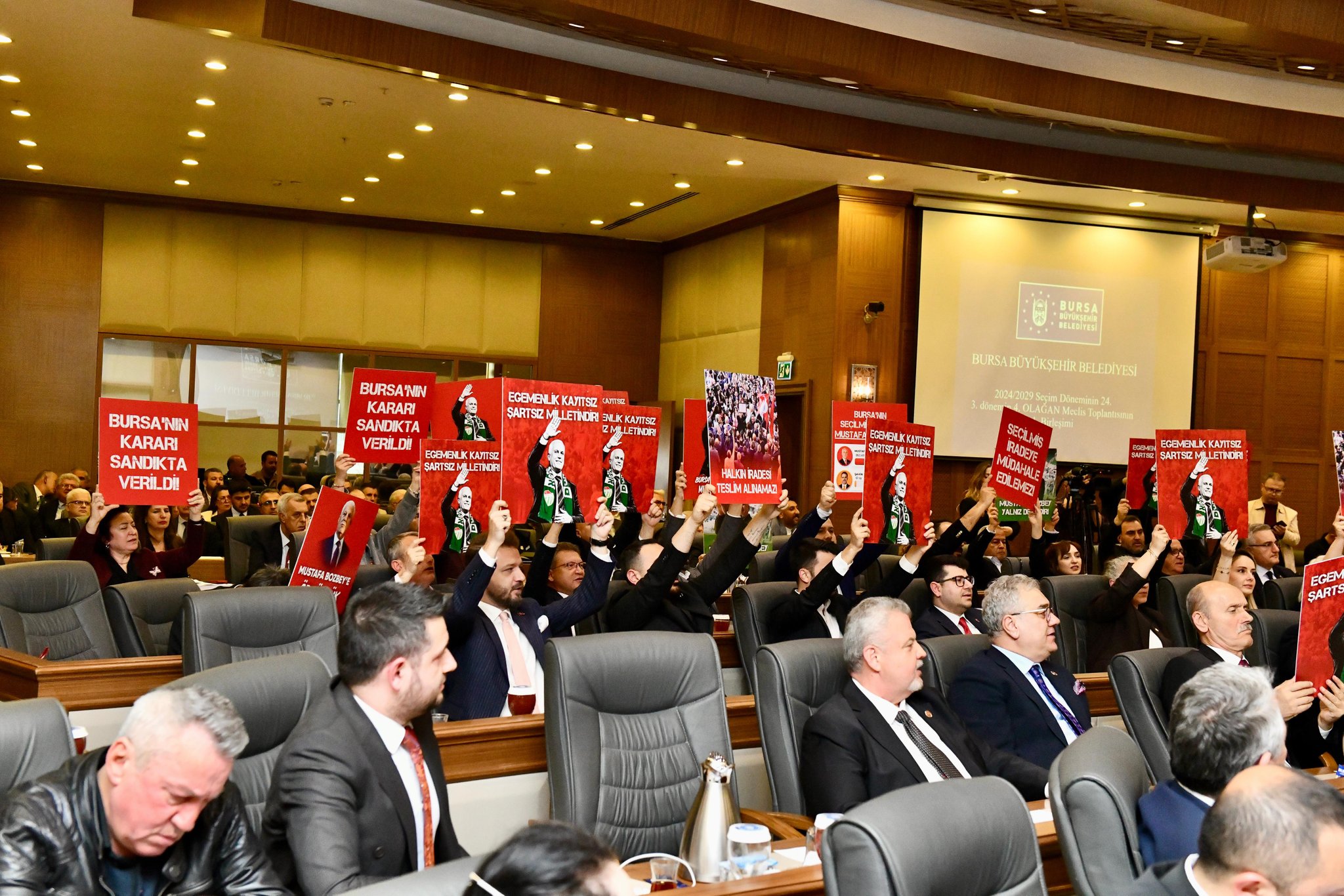 Bursa Büyükşehir Meclisi’nde Bozbey protestosu: CHP’li üyeler dövizlerle tepki gösterdi