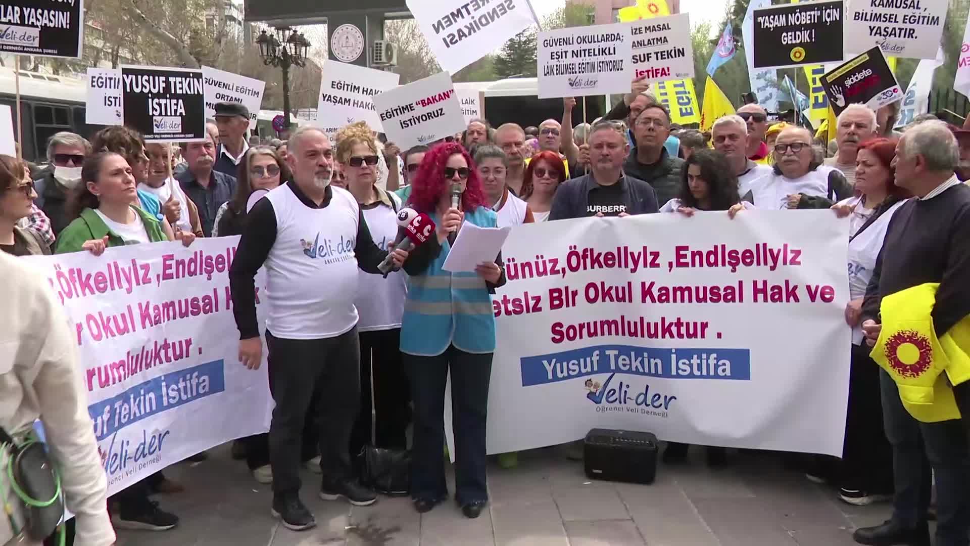 Öğrenci Veli Derneği, MEB önünden seslendi: "Yaşanan yıkımın ve kayıpların siyasi sorumlusu olan Yusuf Tekin derhal istifa etmelidir"