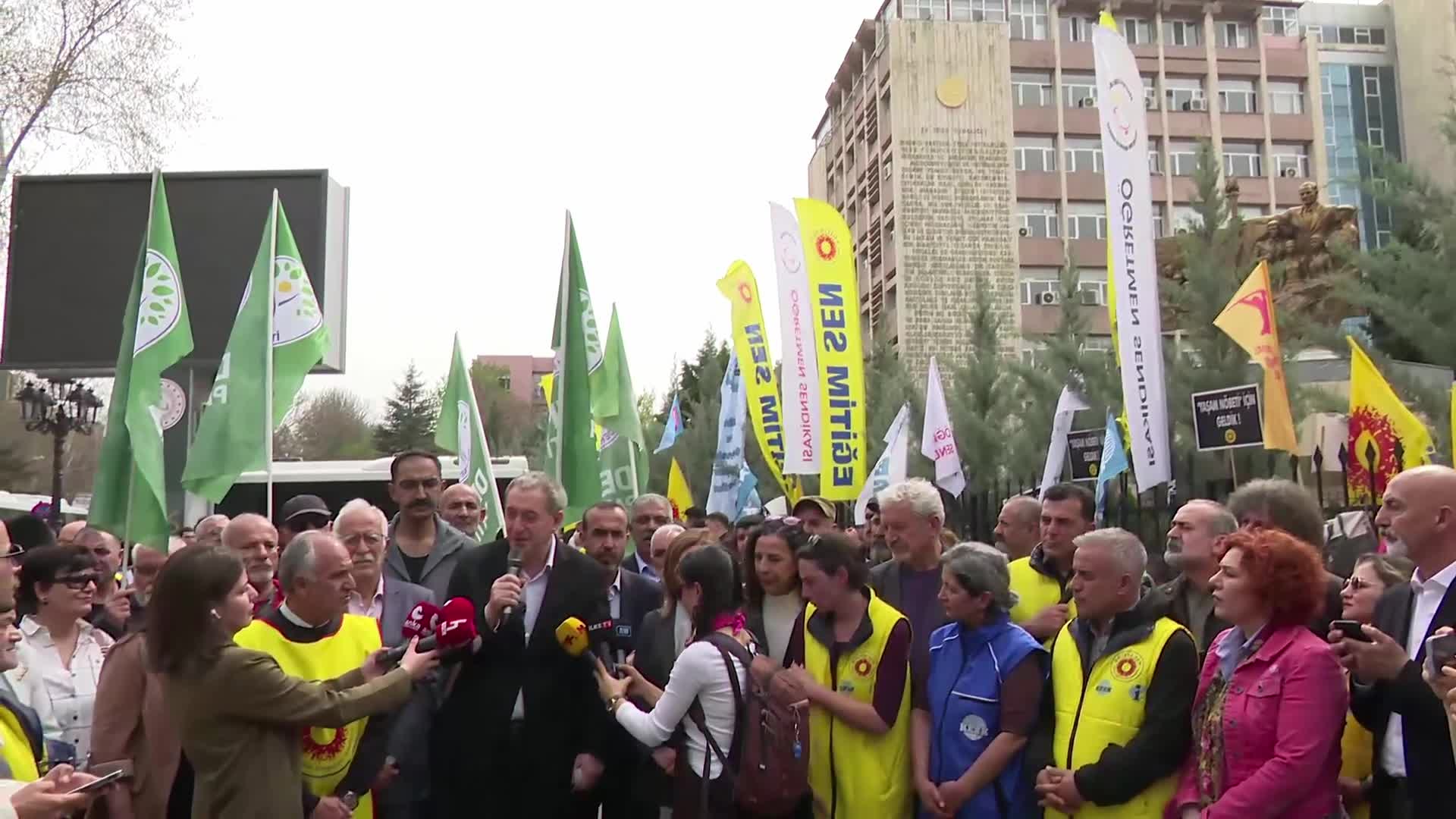 Tuncer Bakırhan'dan Eğitim-Sen'in MEB önündeki "yaşam nöbeti"ne destek ziyareti: "Dünyanın neresinde eğitim emekçileri yaşam güvenliği için nöbet tutuyorlar?"