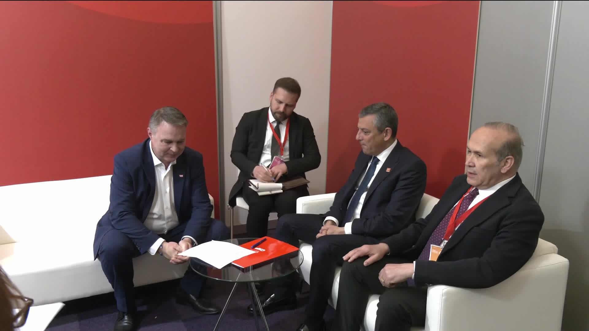 Özgür Özel, Barcelona’da Andreas Babler ile görüştü