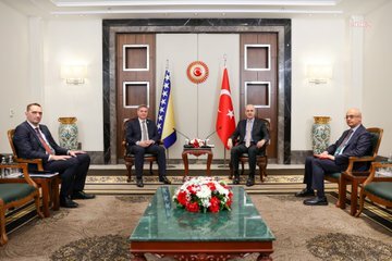 Bakan Işıkhan DİSK Genel Başkanı Arzu Çerkezoğlu ile bir araya geldi