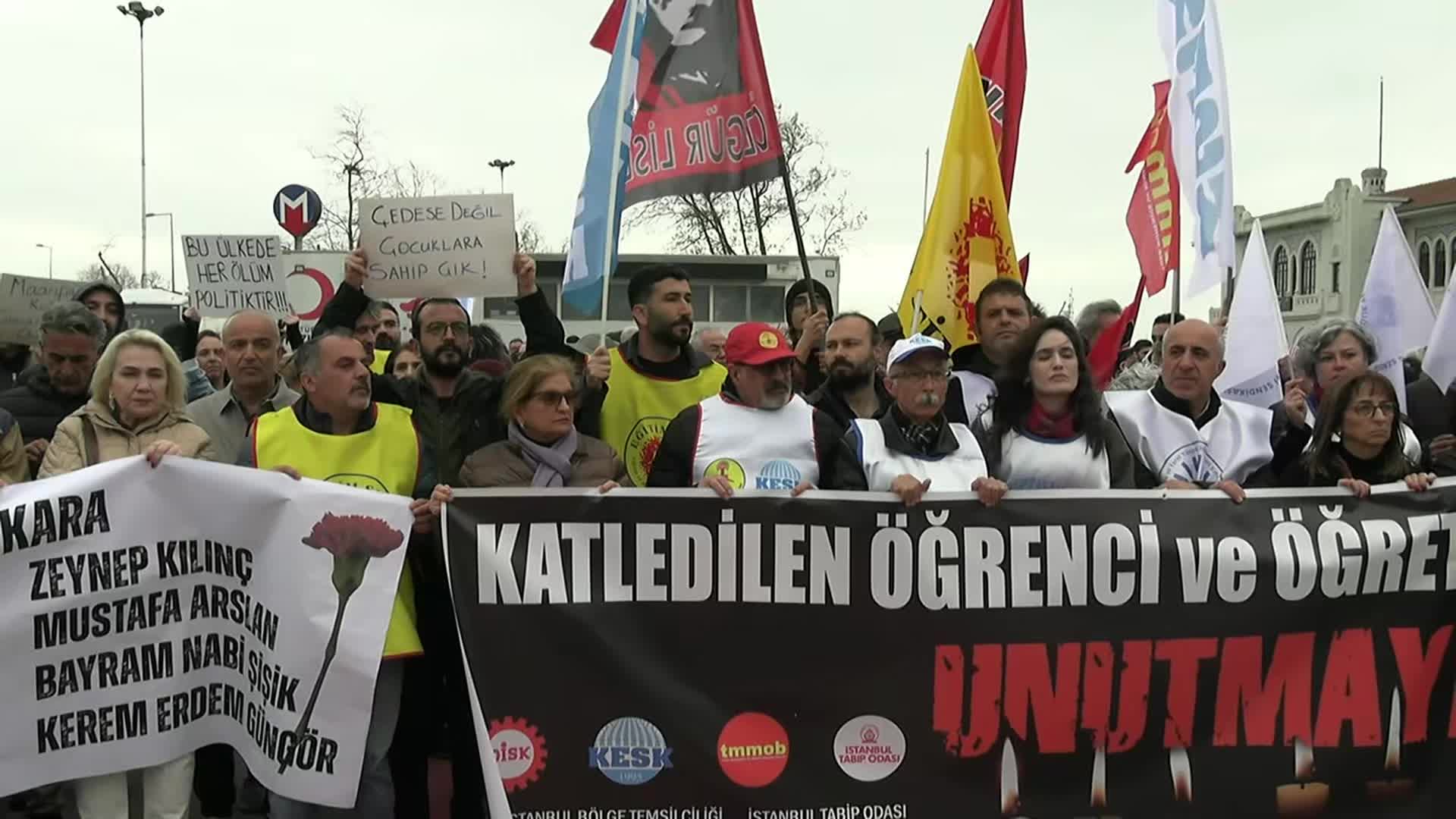 Eğitim emekçileri Kadıköy'den seslendi: Asıl sorun; şiddeti sıradanlaştıran, cezasızlığı yaygınlaştıran, eşitsizliği derinleştiren ve gençleri geleceksizliğe mahkum eden bu düzenin kendisidir