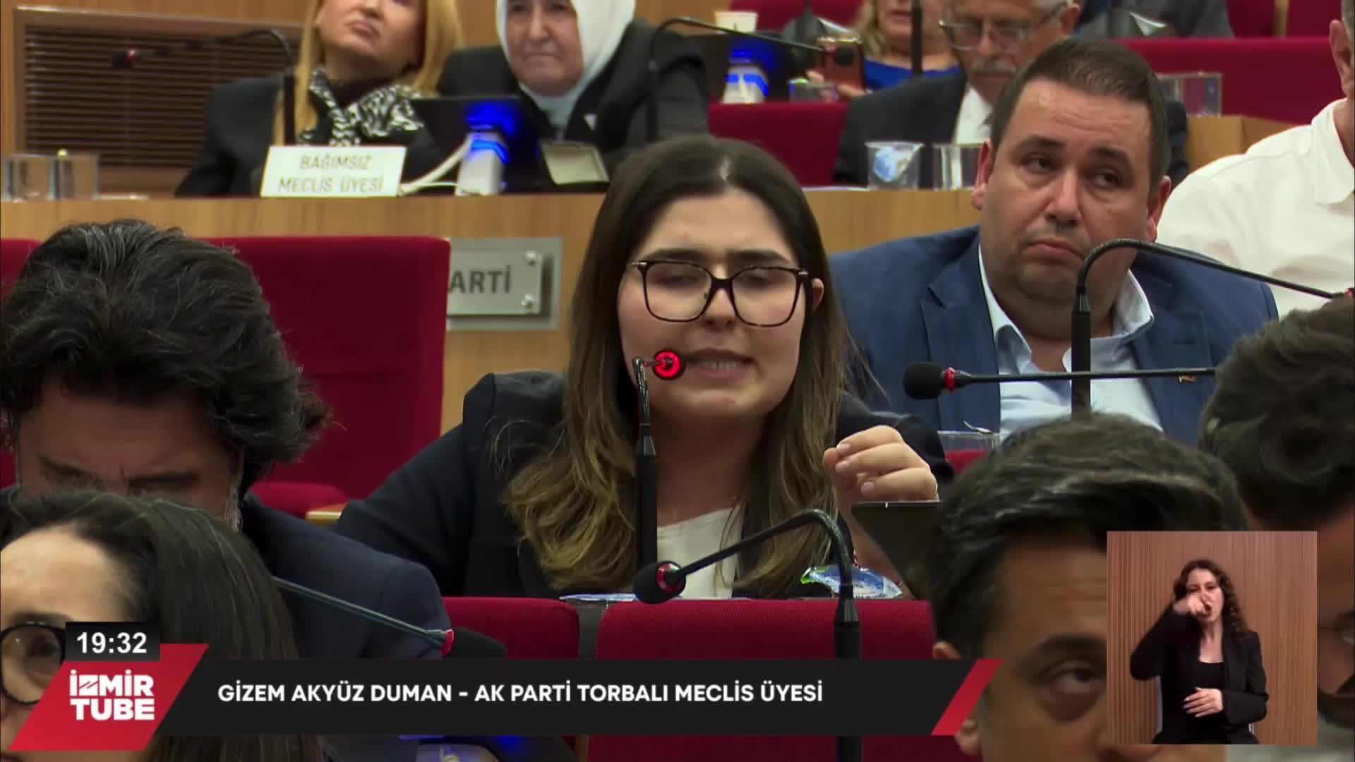 İzmir Büyükşehir Belediye Meclisi'nde faaliyet raporu görüşmeleri sırasında meclis üyeleri arasında arbede yaşandı