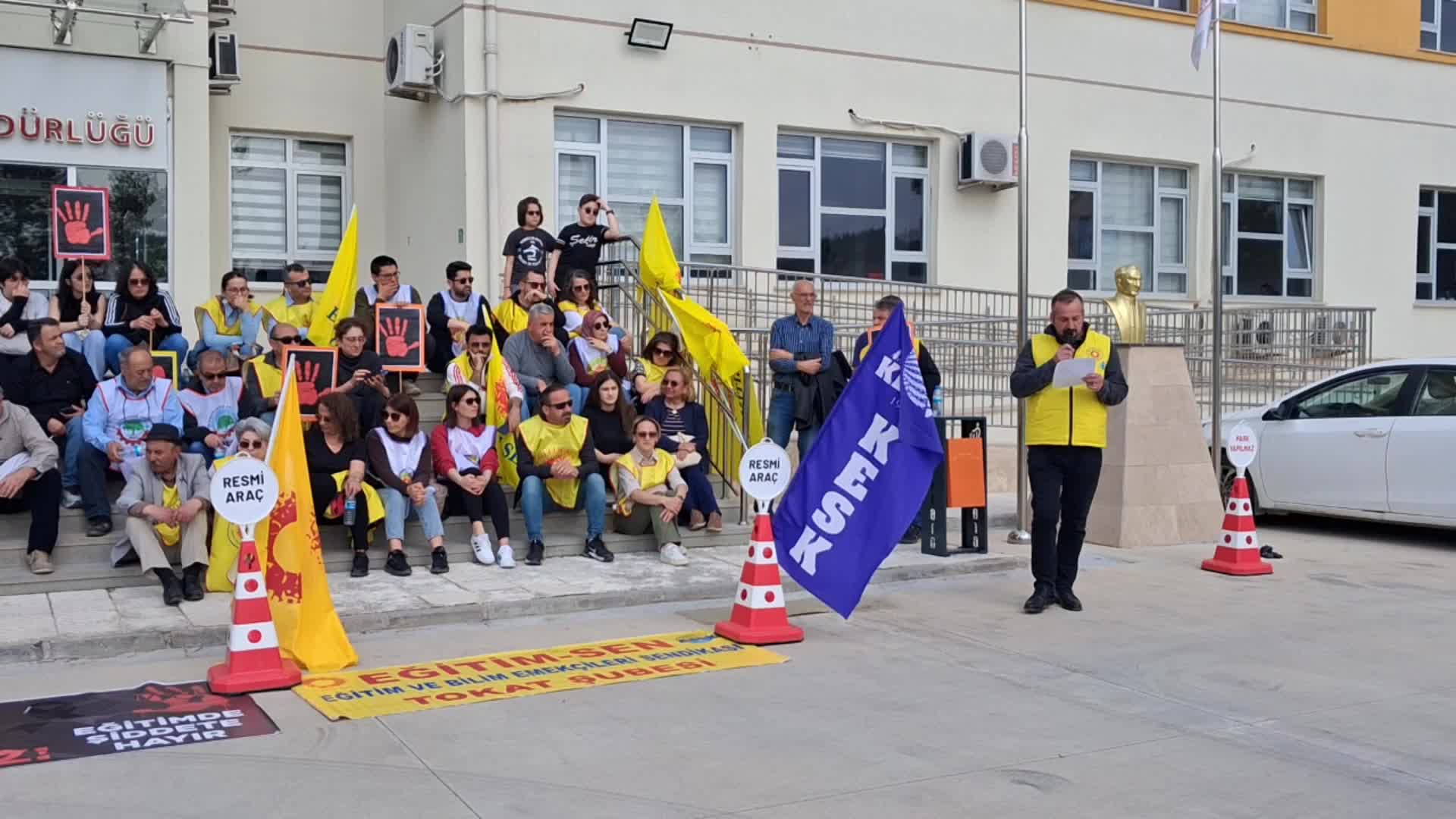 Tokat'ta Eğitim Sen'den okul saldırılarına protesto