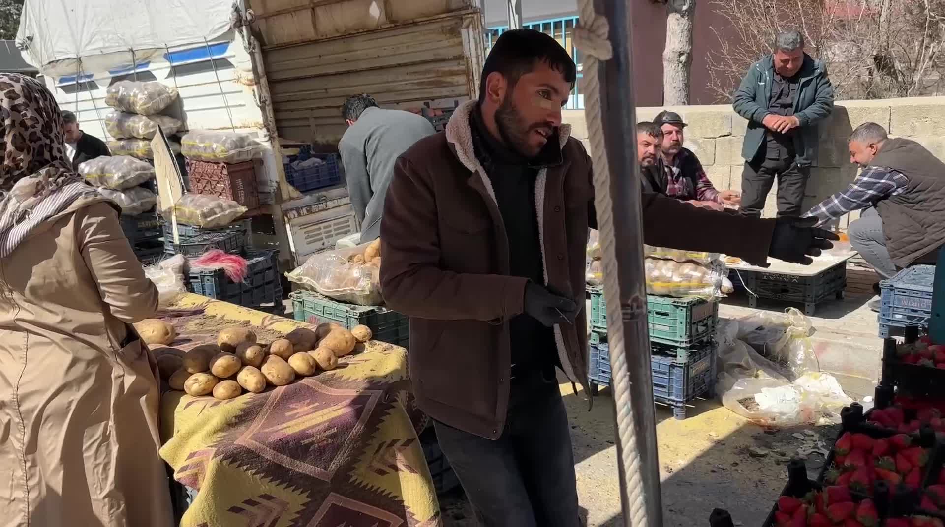 Van’da pazar esnafı ve yurttaş isyanda: "Hiçbir şey alınmıyor, her şey gittikçe pahalanıyor"