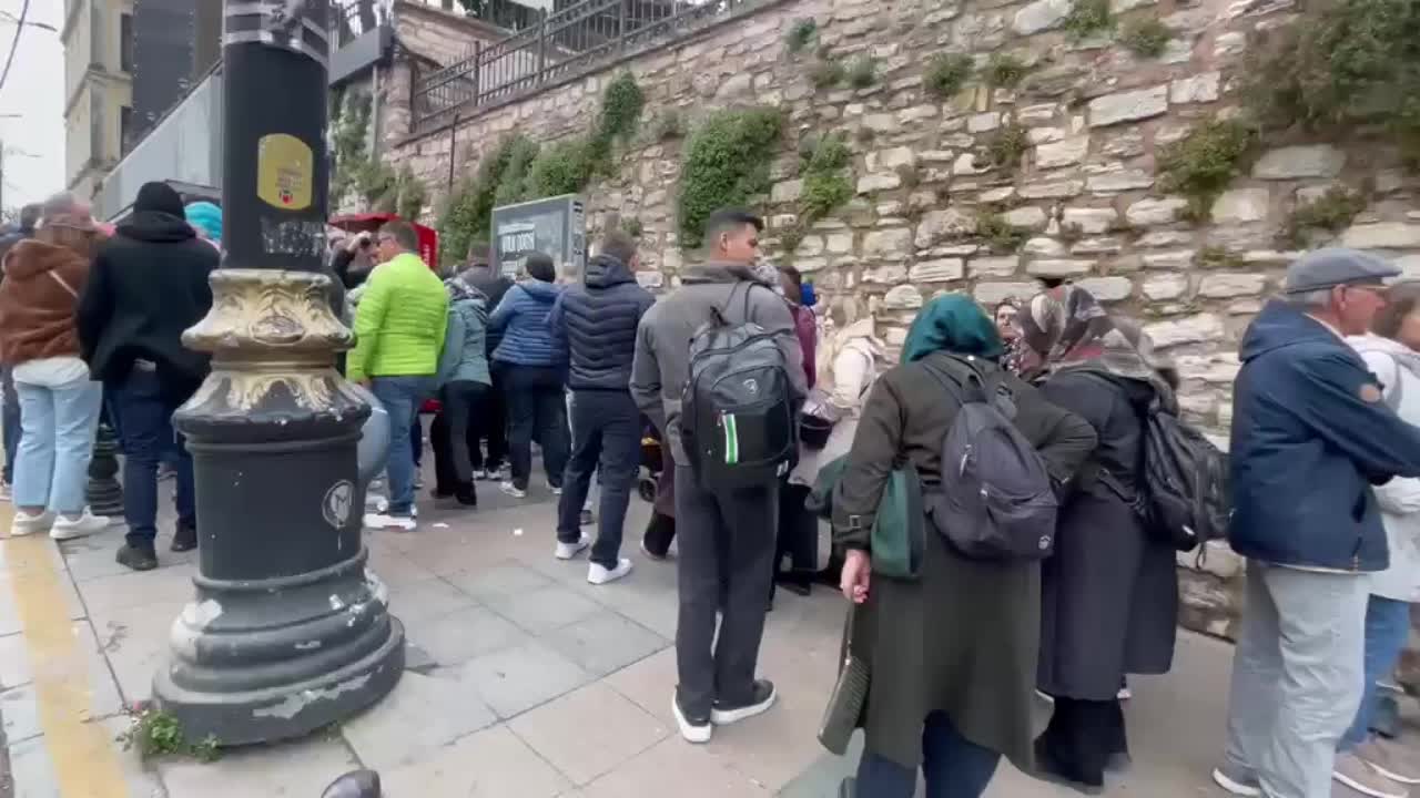 İBB’nin 1 TL kararı ardından Yerebatan’da ilk 5 saatte 5 bin yerli ziyaretçi... Tarihi sarınca halk akın etti