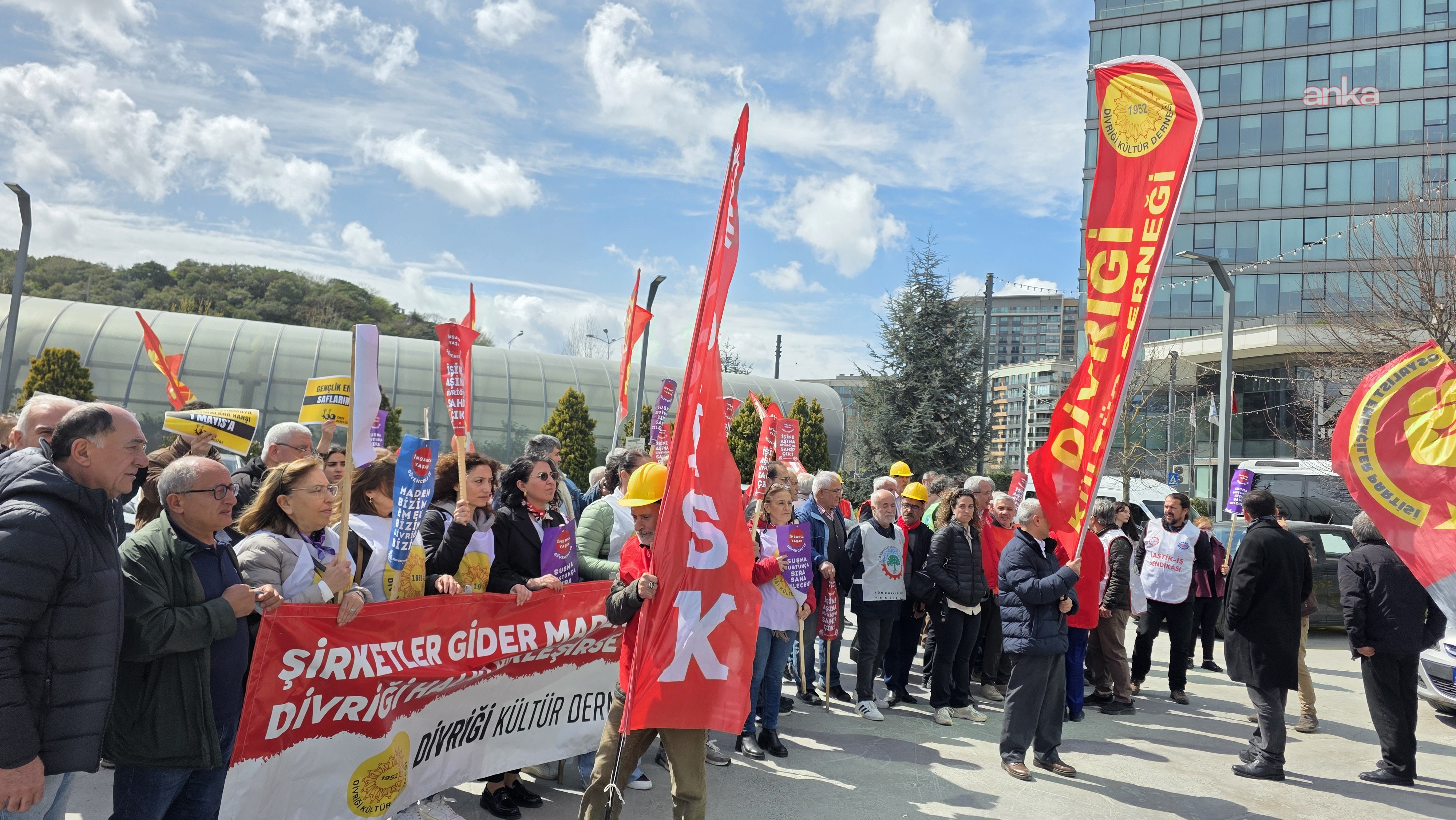 Divriğili maden işçilerinden OYAK önünde eylem: İşe iadeler yapılsın, üretim başlasın